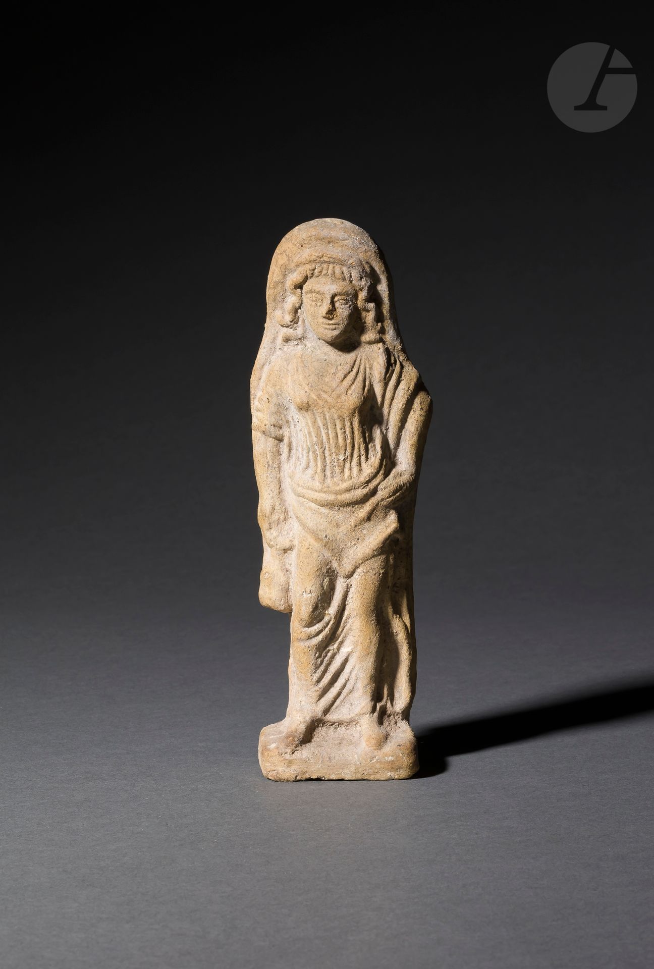 Null 表现女性形象的高浮雕雕像
她双腿交叉站立，身穿披肩，头戴帽子，手里拿着一个钱包。
陶器。
公元前4世纪的伊特鲁里亚艺术或Magna Graecia 
&hellip;
