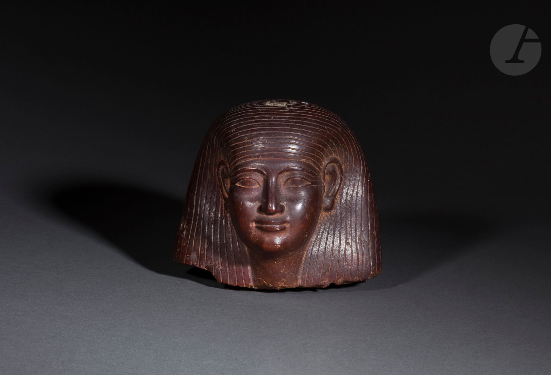 Null 头部有三方假发
埃及红石。
埃及风格，可能是20世纪初。
高度：19厘米

埃及风格的石雕头像，带着三层假发，可能是20世纪初的作品