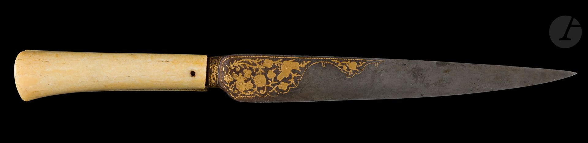Null 卡德匕首，印度或伊朗qâjâr，19世纪
大马士革钢单刃直刀，刀跟刻有黄金镶嵌的花鸟图案。平坦的背上有一个山脊，长椅上镶嵌着黄金。手柄由金属丝制成，两&hellip;