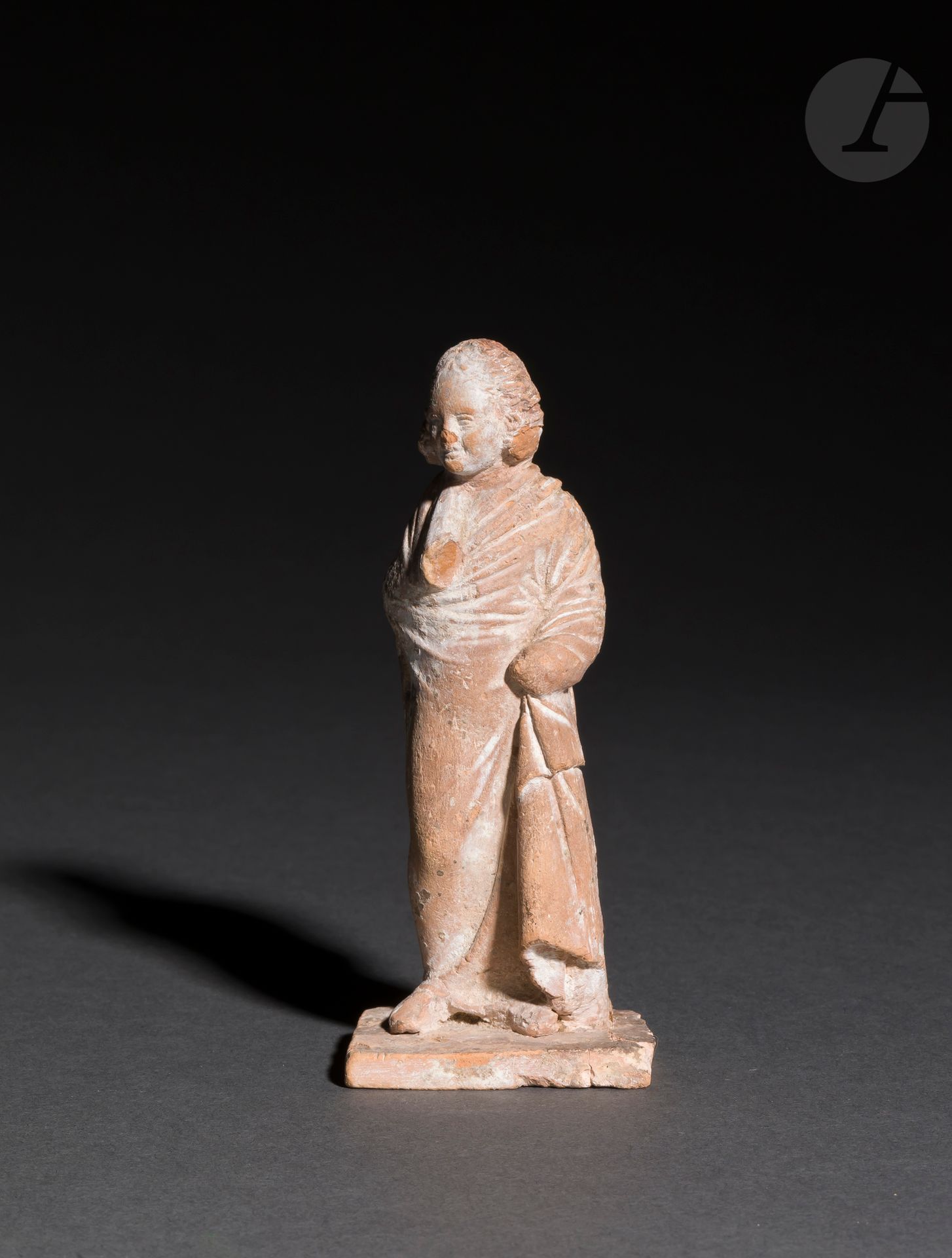 Null 一个小女孩的雕像，披着他的衣服。
陶器。有些部件丢失，包括一只手。断裂和胶合的牌匾。有胶水的痕迹。 
波欧提亚，希腊化时期，塔纳格拉，公元前3世纪 
&hellip;