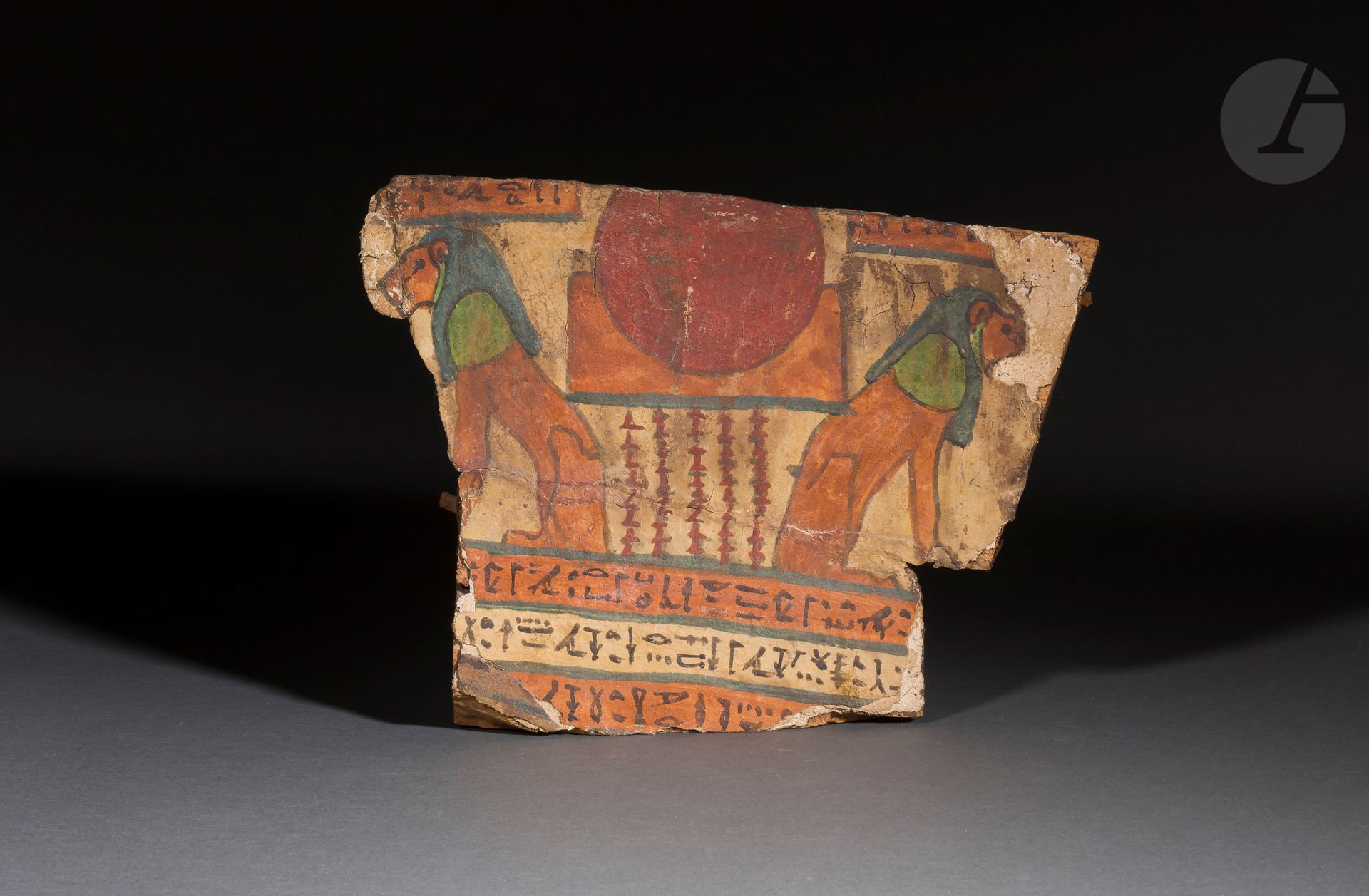 Null Frammento probabilmente di un vaso da sarcofago 
Decorato con due leoni sed&hellip;