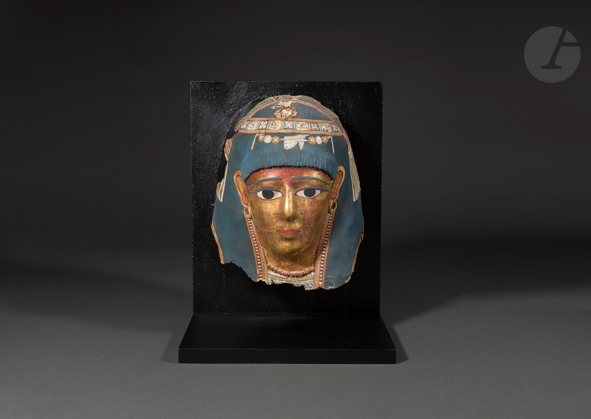 Null Mummy mask representing a woman with a golden complexion
She is wearing a b&hellip;