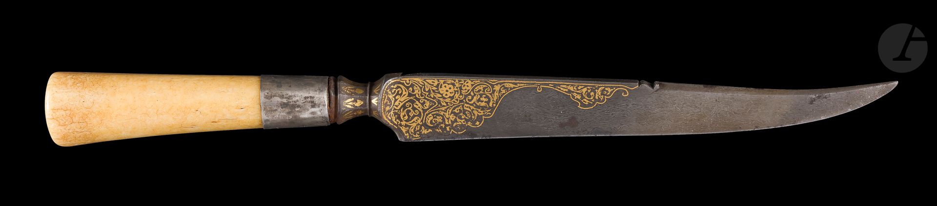 Null 卡德匕首，奥斯曼帝国，19世纪初
单刃大马士革钢刀，刀尖弯曲，刀背平坦，中央有脊，然后是小的扇形边缘。脚跟处嵌有黄金，画有花纹的半兰花图案，装饰有二叉&hellip;