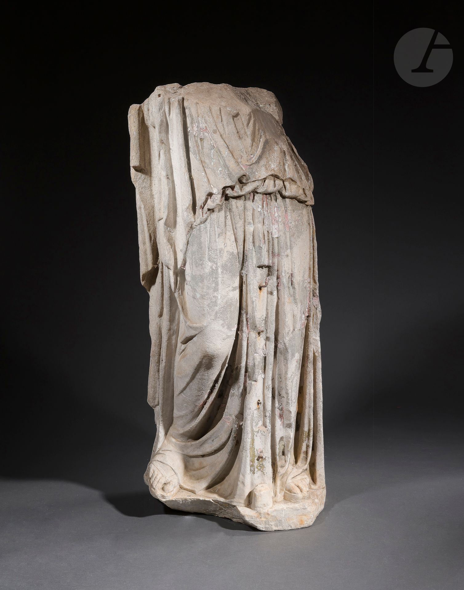 Null Drapé d’une sculpture en ronde-bosse figurant une déesse, probablement Eiré&hellip;