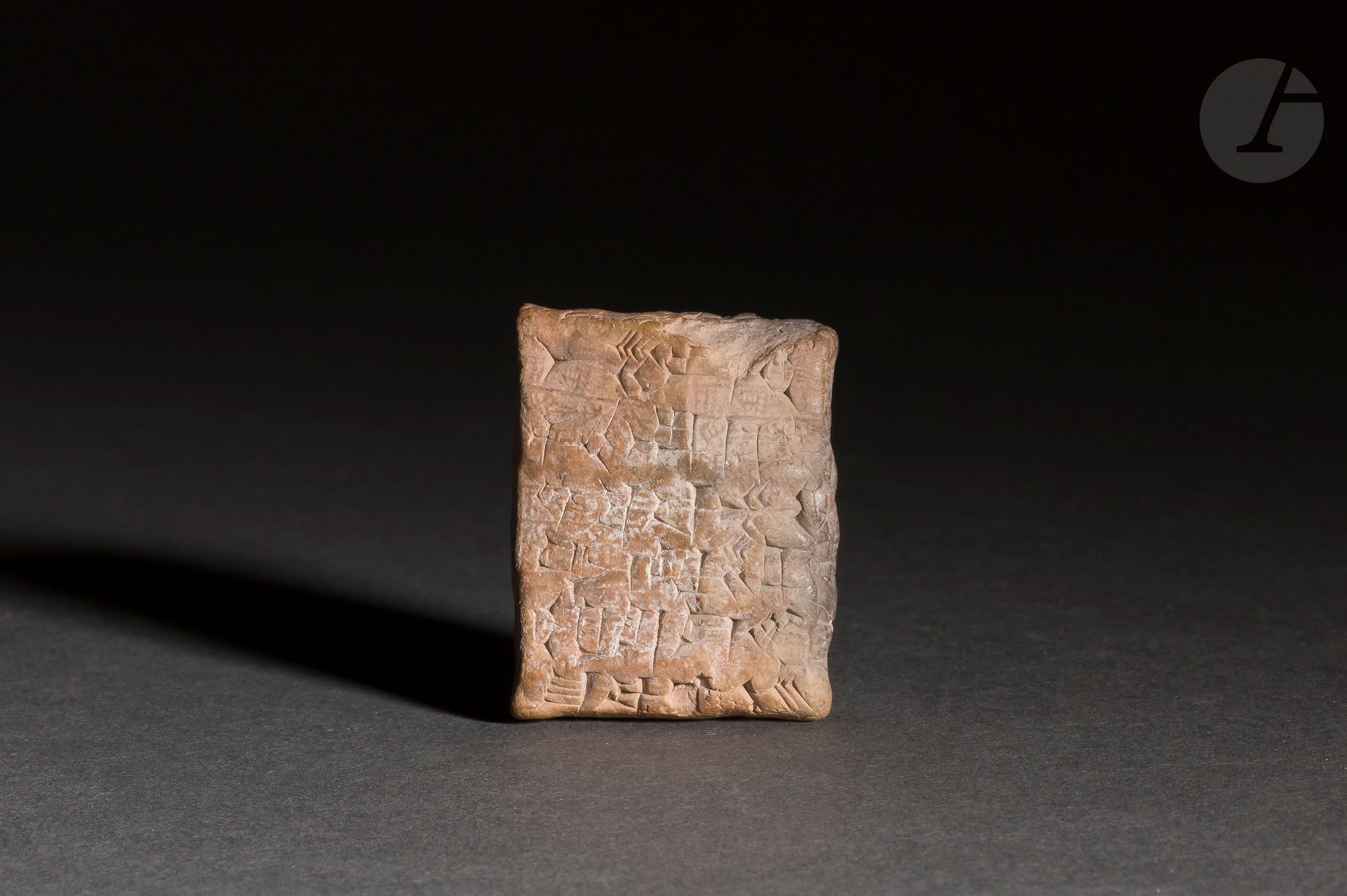 Null 刻有楔形文字铭文的石碑
贷款大麦（利息约为33%）给伊纳纳神庙（在尼普尔）的乐师阿拉萨和她的女儿与担保人阿比-西姆提，即未来国王苏辛的母亲。该文本来自&hellip;