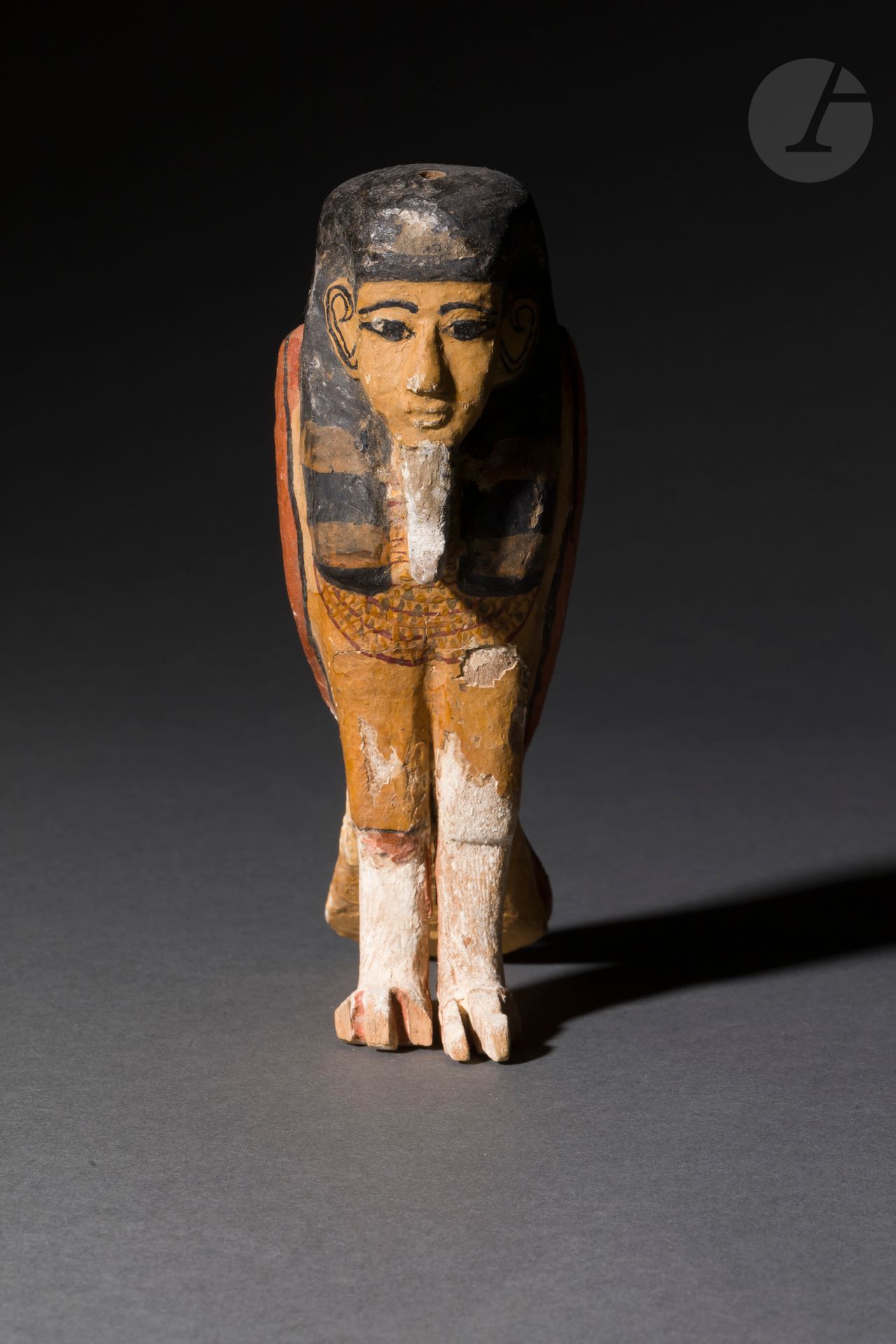 Null 代表Bâ鸟的雕像
人头鸟用腿站立，留着胡须，戴着多行项链。
木材、灰泥和黄色、黑色和绿色的多色性。爪子不见了，多色性被磨损。缺少太阳盘。
埃及，晚期（&hellip;