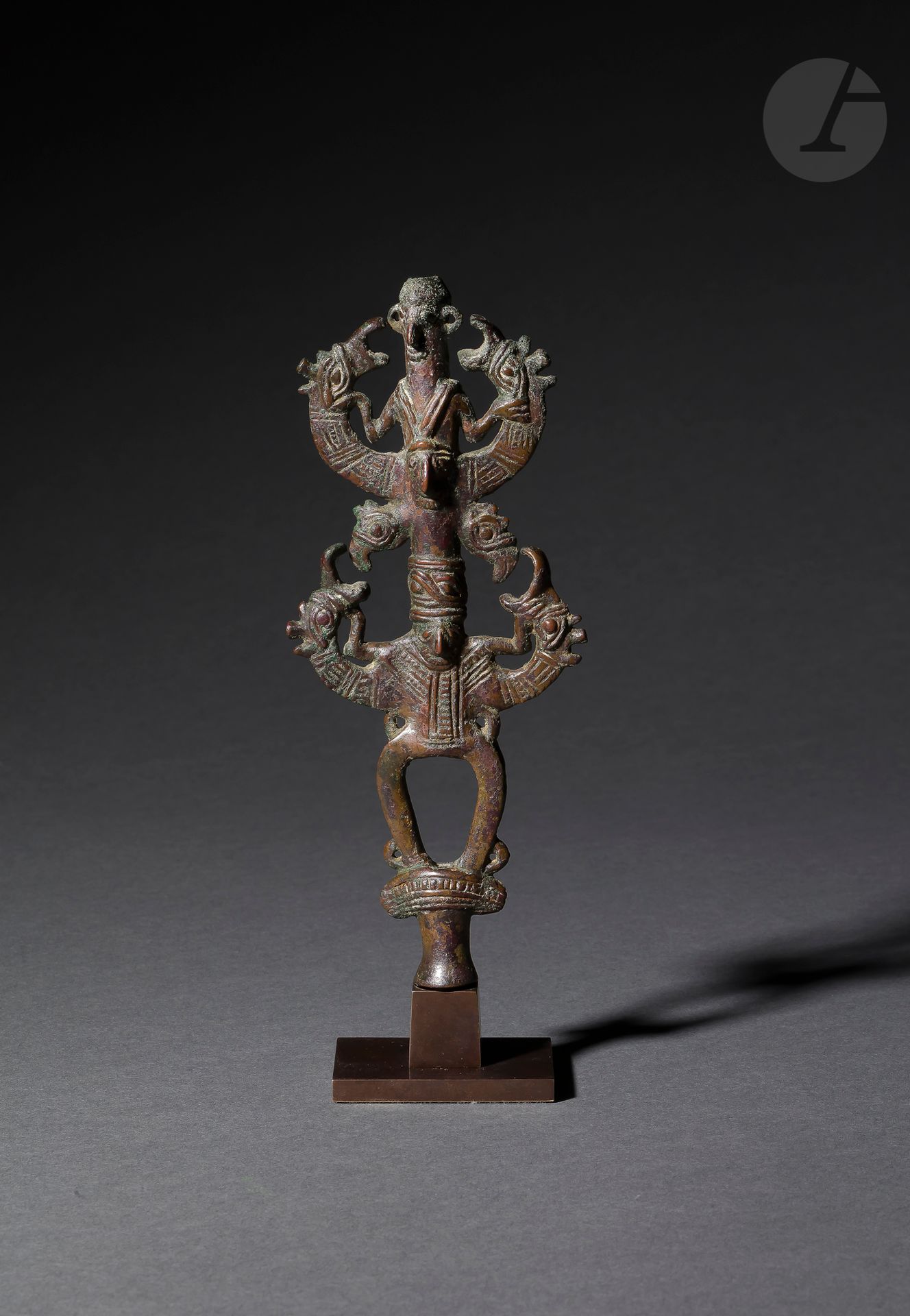 Null Zweischneidiges Idol, das den Herrscher der Tiere darstellt.
Bronze. Sockel&hellip;