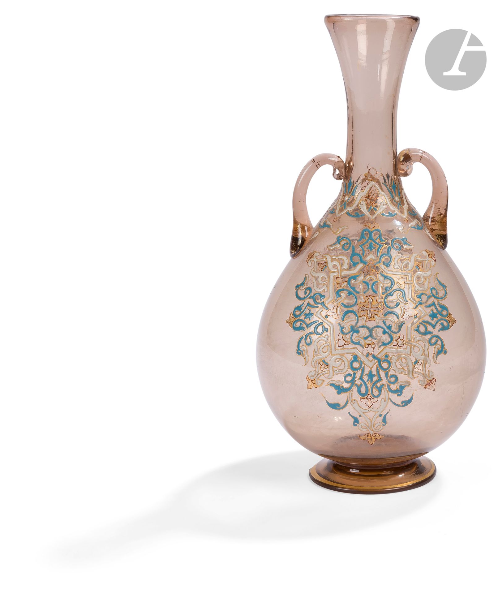 Null 珐琅彩玻璃花瓶，布洛卡风格，欧洲，19世纪
花瓶，梨形瓶身，圈足，颈部外翻，两侧有两个把手。烟熏玻璃，珐琅彩装饰的星形花环有一个十字形的心，并有交错的&hellip;