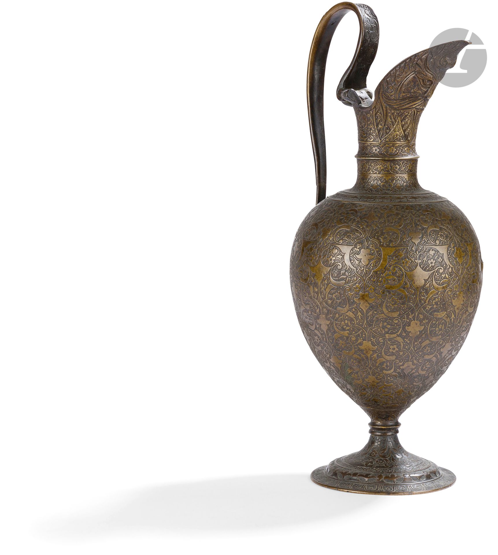 Null 一个复合陶器，萨法维伊朗，16-17世纪和欧洲，可能是威尼斯，19世纪 
一个刻有铜合金的陶器，卵形的器身放在一个细圆柱形的基座上，基座为圆形，顶部是&hellip;
