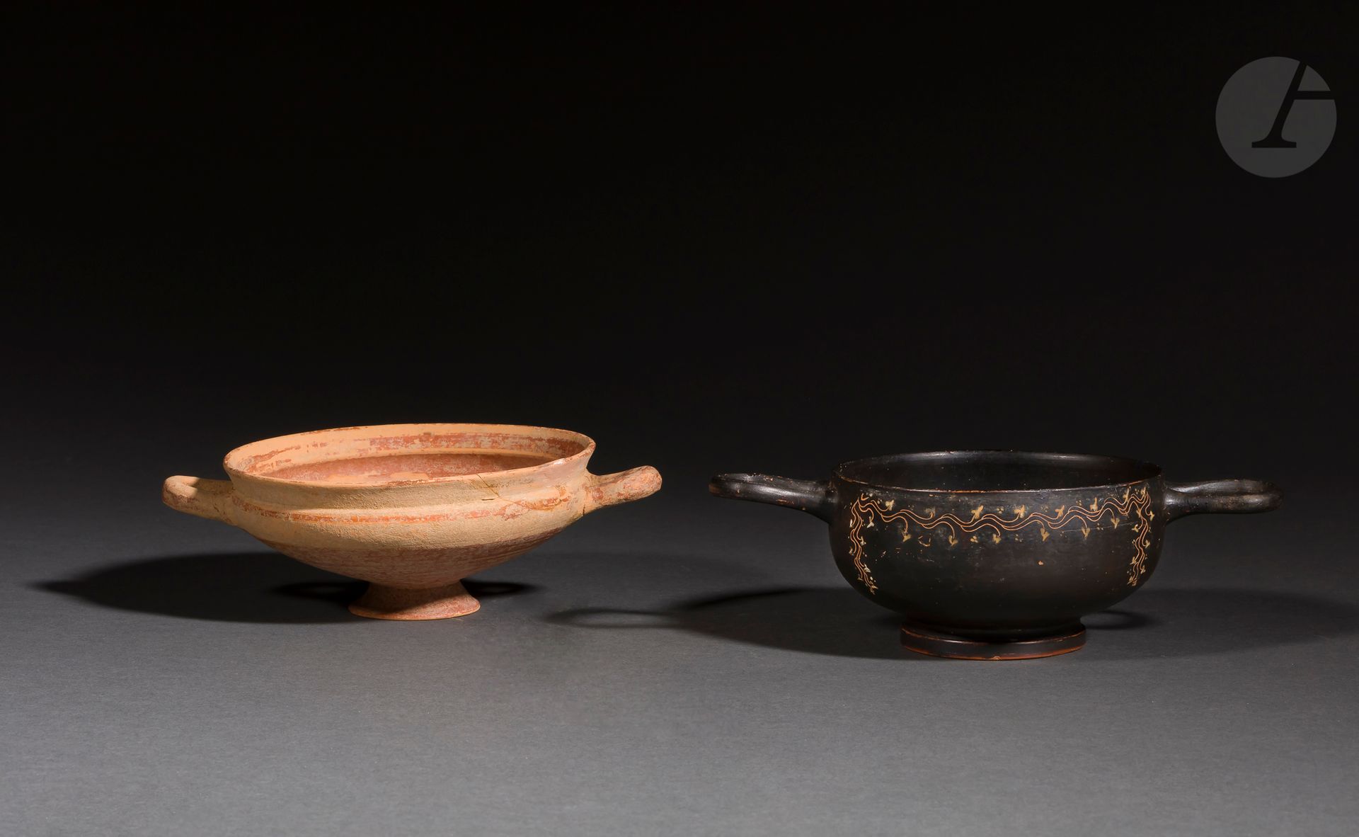 Null 一套两个带手柄的碗
其中一个用常春藤花环装饰的。 
黑色釉面陶瓷，有白色亮点。
科林斯和阿普利亚（Gnathia），公元前6和4世纪 
高度：5.5和&hellip;