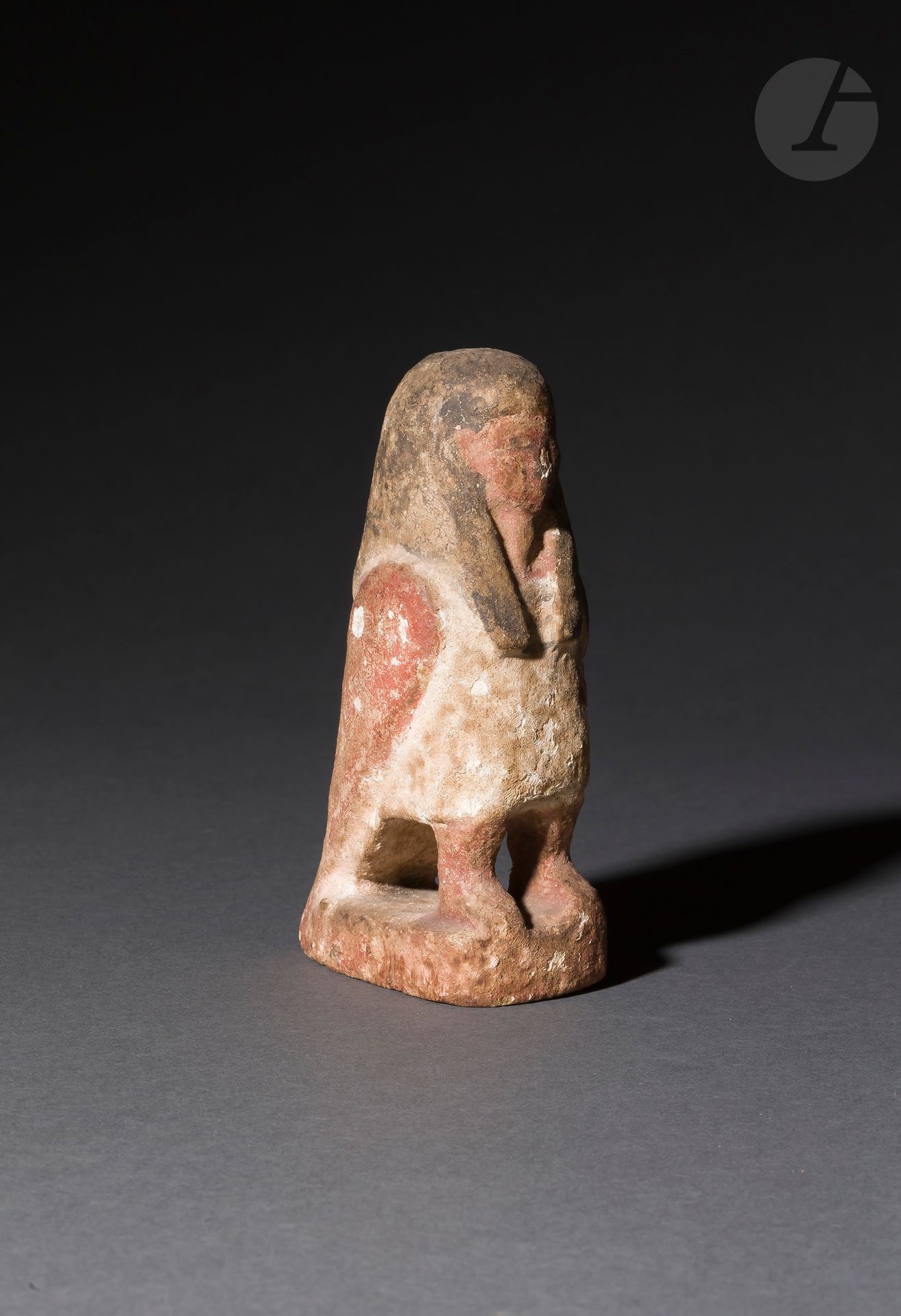 Null 代表Bâ鸟用前腿站立的雕像
粉刷和多色木材。
埃及，晚期（公元前664-332年）。
高度：14.5厘米

埃及木制巴鸟雕像，晚期作品