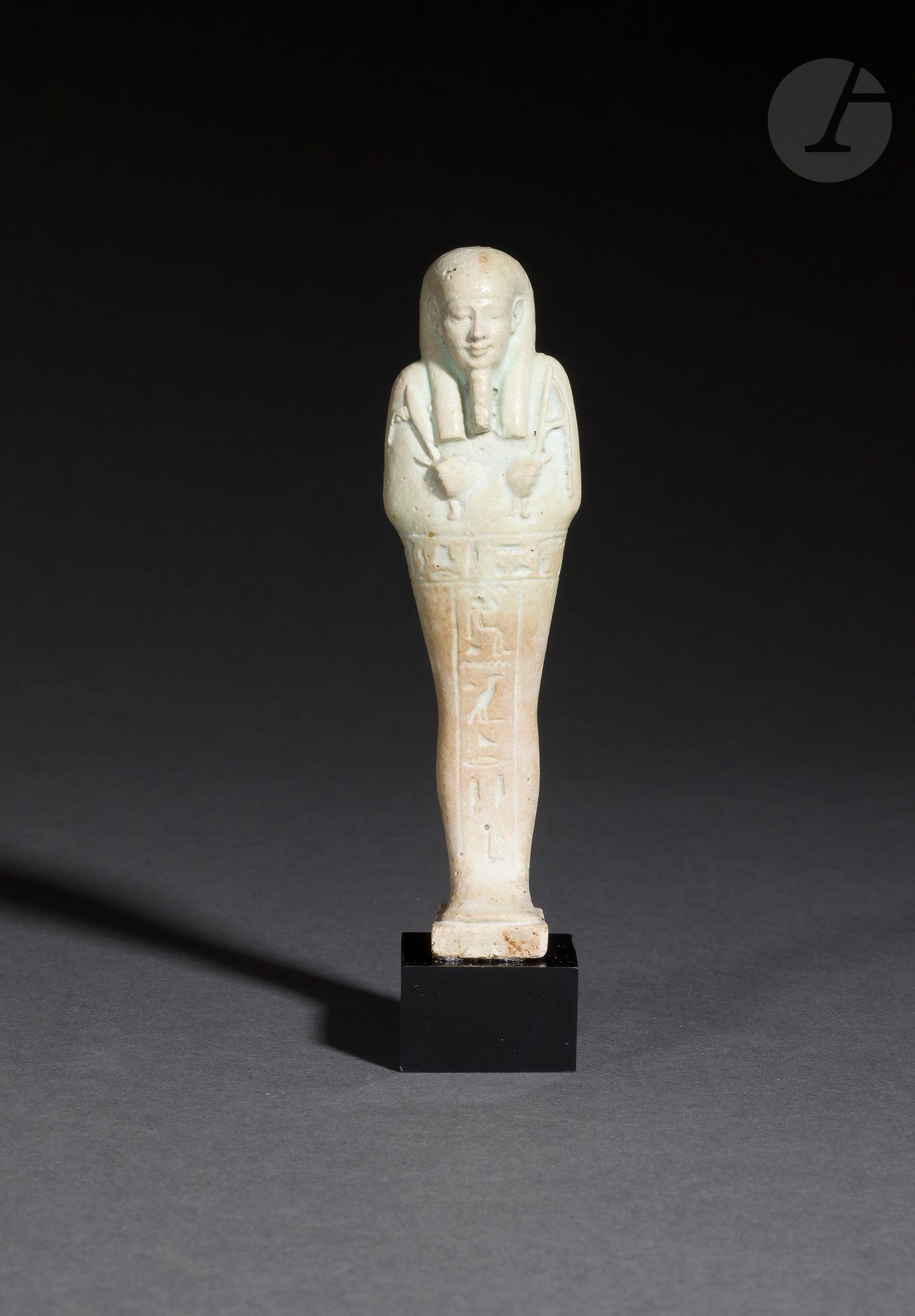 Null Oushebti刻在T
他戴着三方的假发，留着假胡须。 
浅蓝色陶器。
埃及，托勒密时期（公元前332-31年） 
高度：12.5厘米

 托勒密王朝&hellip;