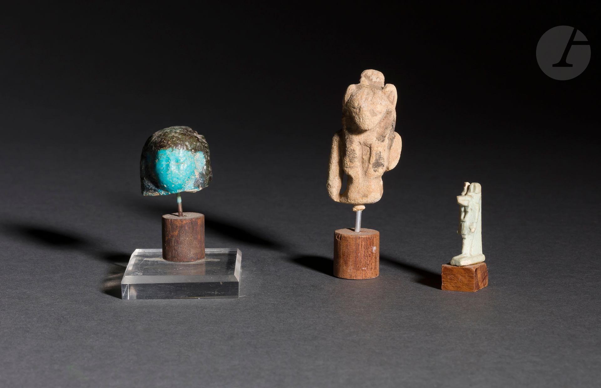 Null 拍品由塞克梅特的碎片护身符、阿努比斯和沙乌阿提的头像组成
陶器。
埃及，古代时期。
高度：2.8厘米、4.5厘米和2.3厘米

古埃及塞克梅特护身符碎&hellip;