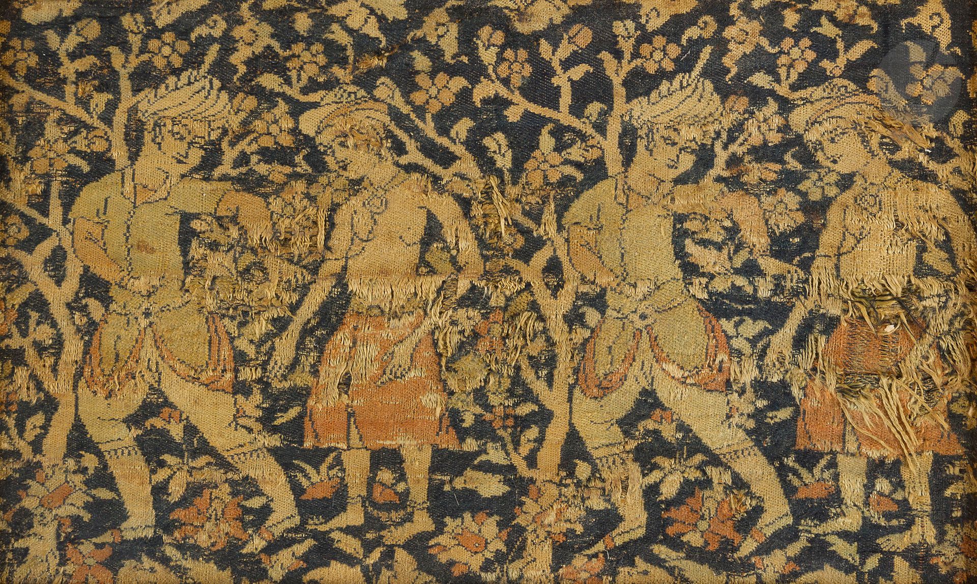 Null 装饰有刽子手和囚犯的纺织品碎片，可能是萨法维伊朗，17世纪初
丝织品上反复装饰着一个赤膊的囚犯，他的脚被链子拴着，被刽子手牵着，背景是装饰着慈云的花枝&hellip;