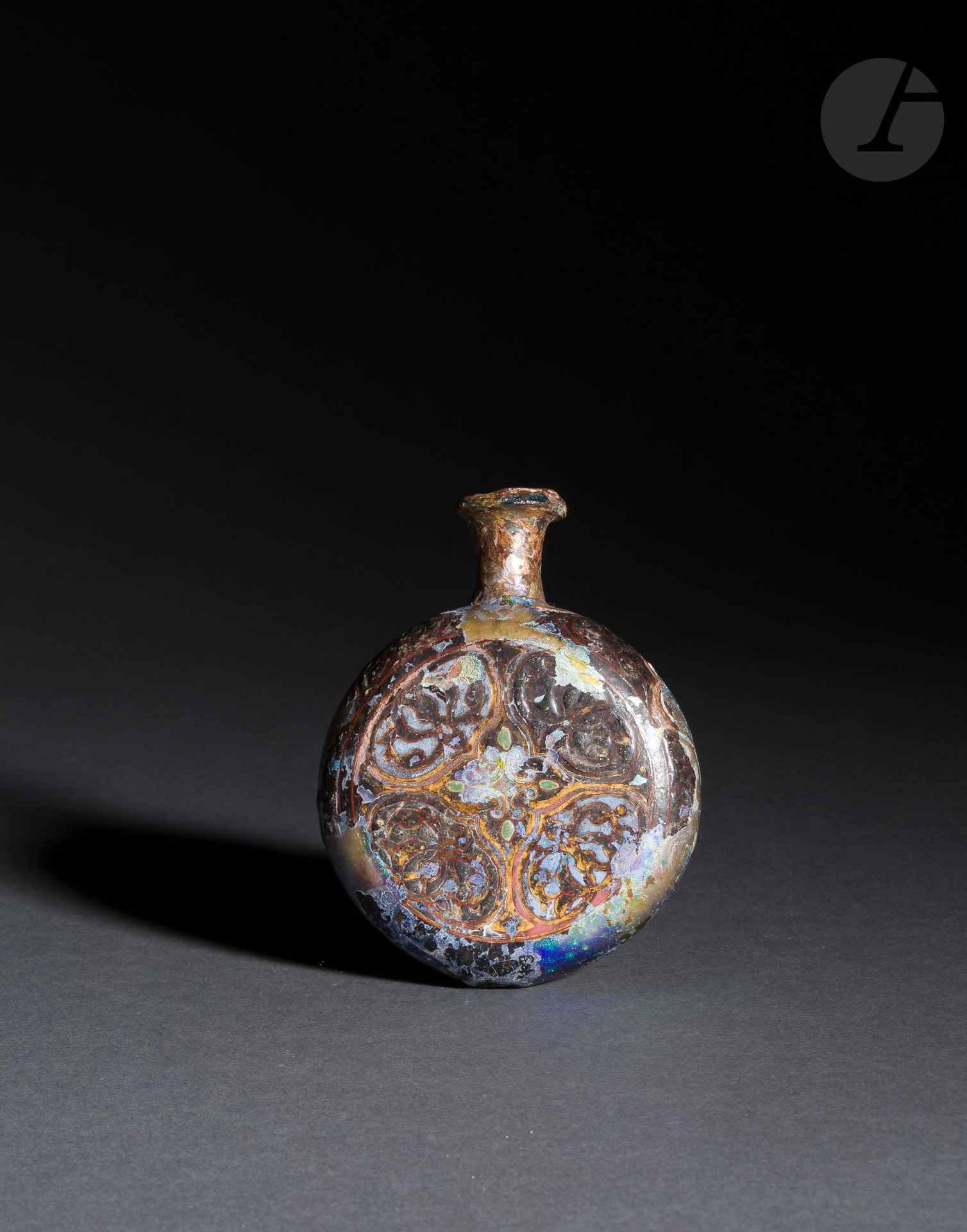 Null 带四叶草装饰的烧瓶，近东或埃及，13世纪中期至14世纪中期
一种小型的吹制玻璃瓶，瓶身为平圆形，瓶颈为圆柱形，有一个上翻的唇。铸模装饰，红绿珐琅，镀金&hellip;