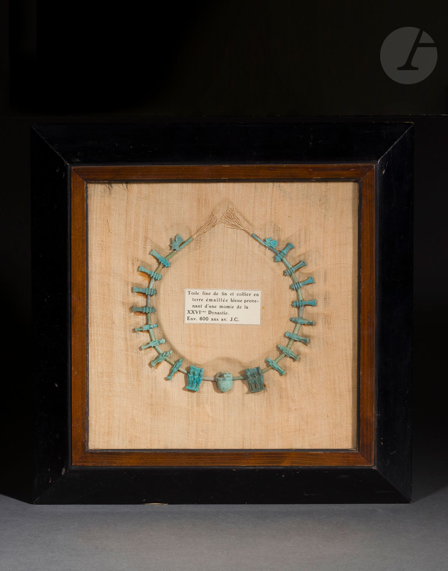 Null 饰有管状珠子和护身符的项链
包括一个刀疤，两个三合会，两个欧德佳的眼睛，八个djed柱子和八个不同的神灵。它安放在一个时期的织物上，在一个框架里。 
&hellip;