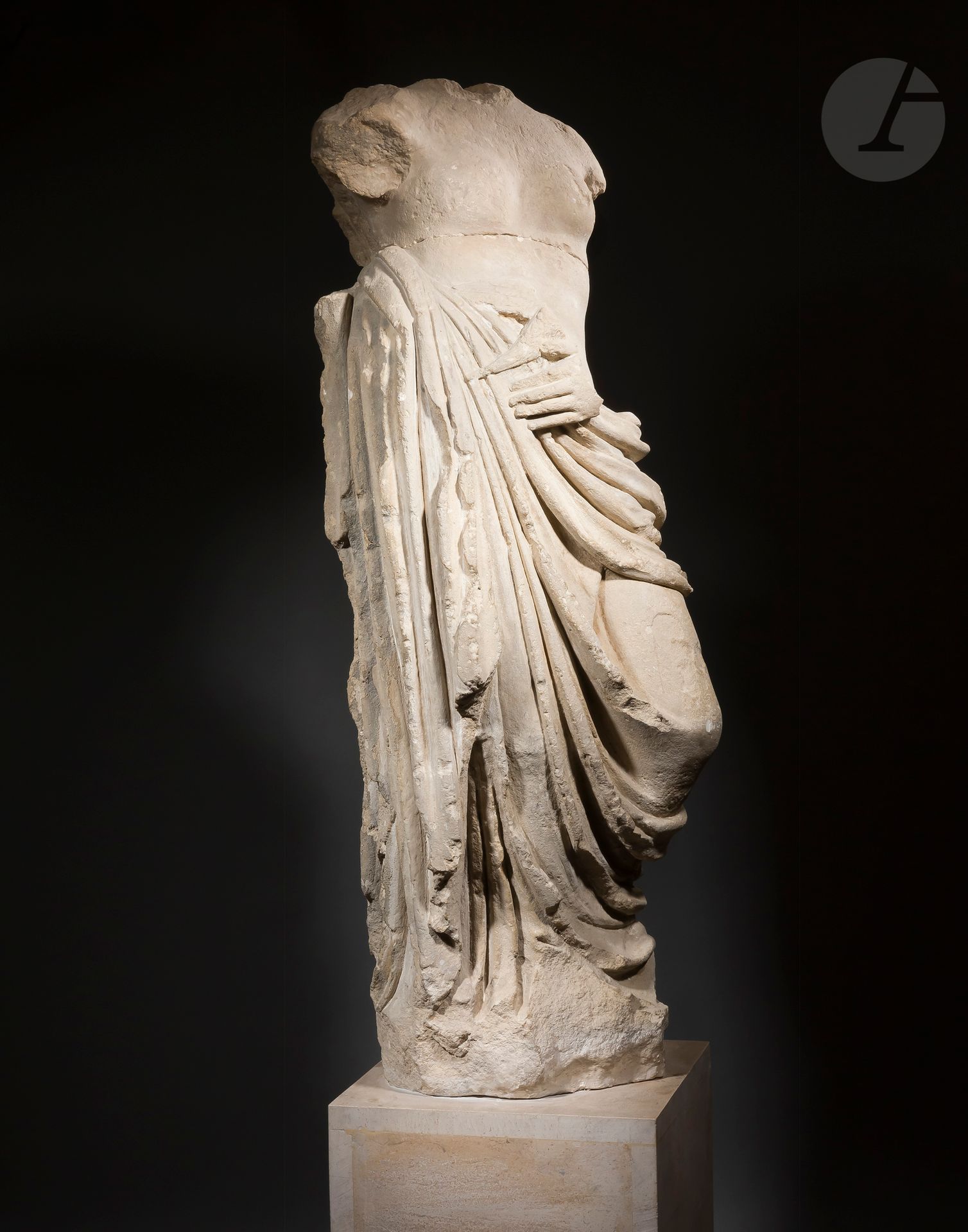 Null 维纳斯的无头雕像
女神穿着厚重的帷幔，包裹着她的骨盆。她拿着一只鸽子对着她，鸽子的尾巴和一只翅膀还在。 
石灰石。断裂并被粘成两部分。洞石底座。 
加&hellip;