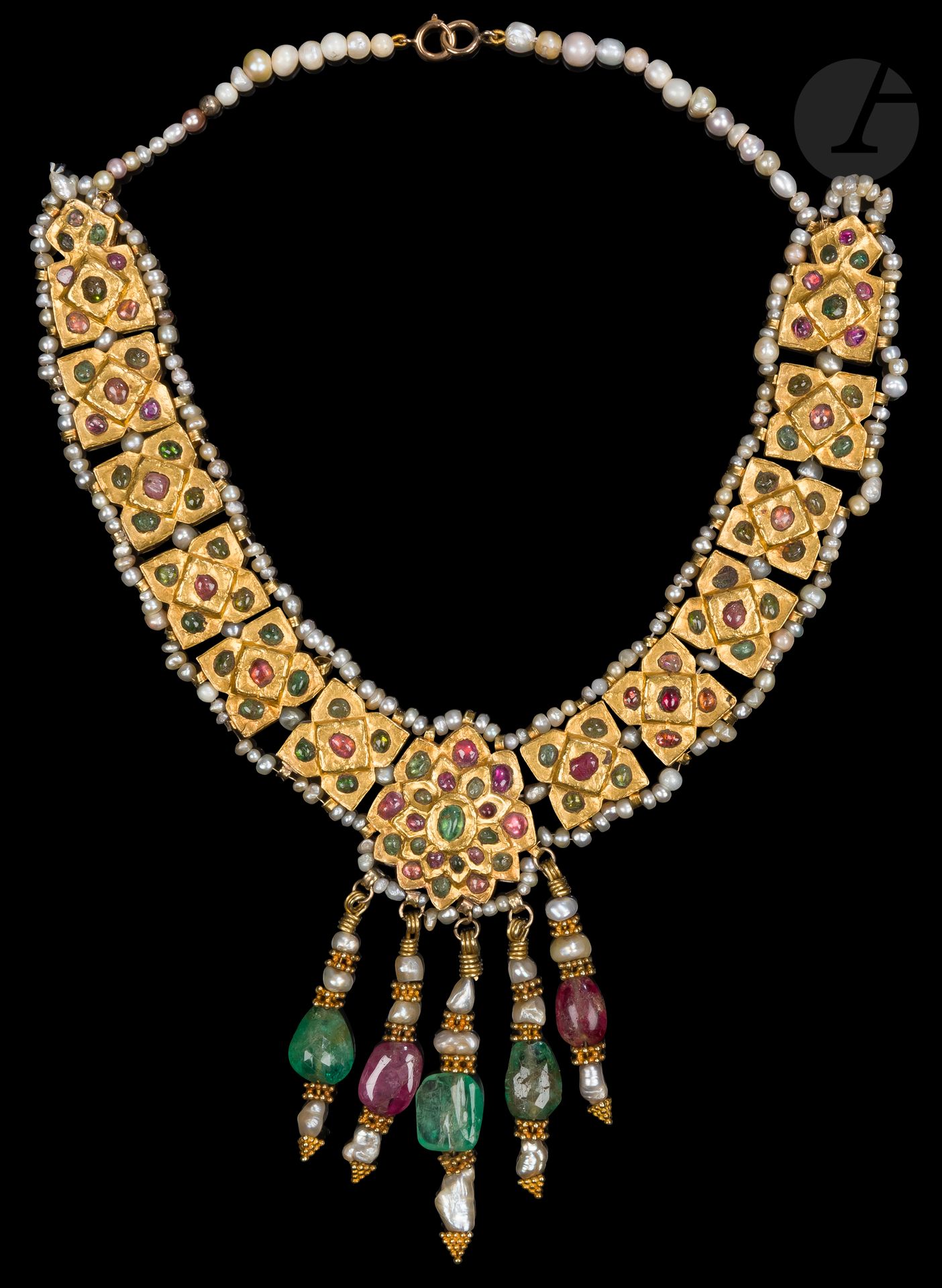 Null 18K（750 / 1000）金、珍珠和宝石项链，乌兹别克斯坦，可能是布哈拉，19世纪
由一串十三块金板组成的项链，其中十二块呈四叶形，中间的第十三块&hellip;