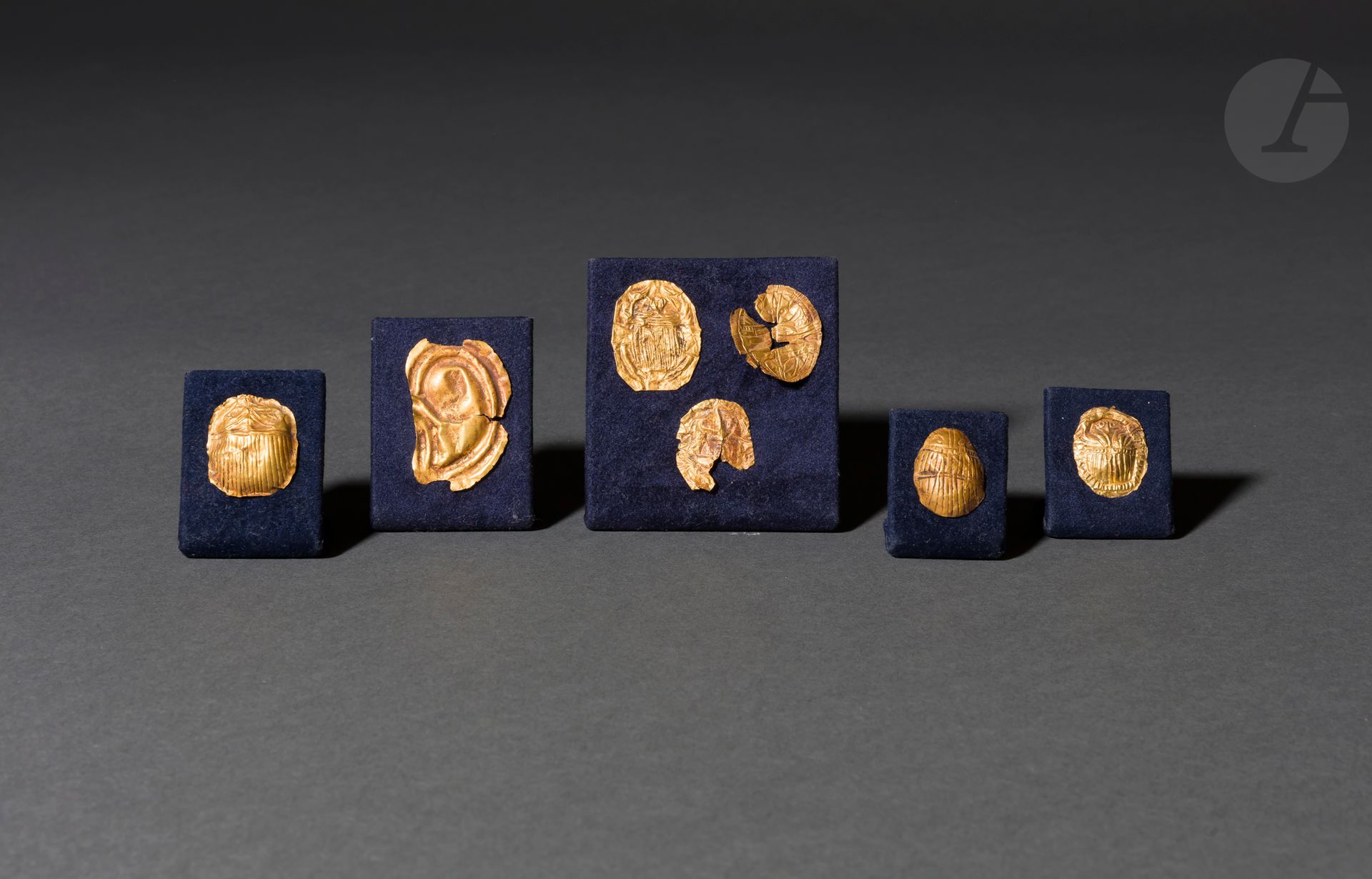 Null 木乃伊装饰品的七种元素，用回纹法制作的
描绘了刀疤和耳朵。
黄金。
埃及，晚期（公元前664-332年）。 
高度：2.7至4.4厘米

七个金色的埃&hellip;