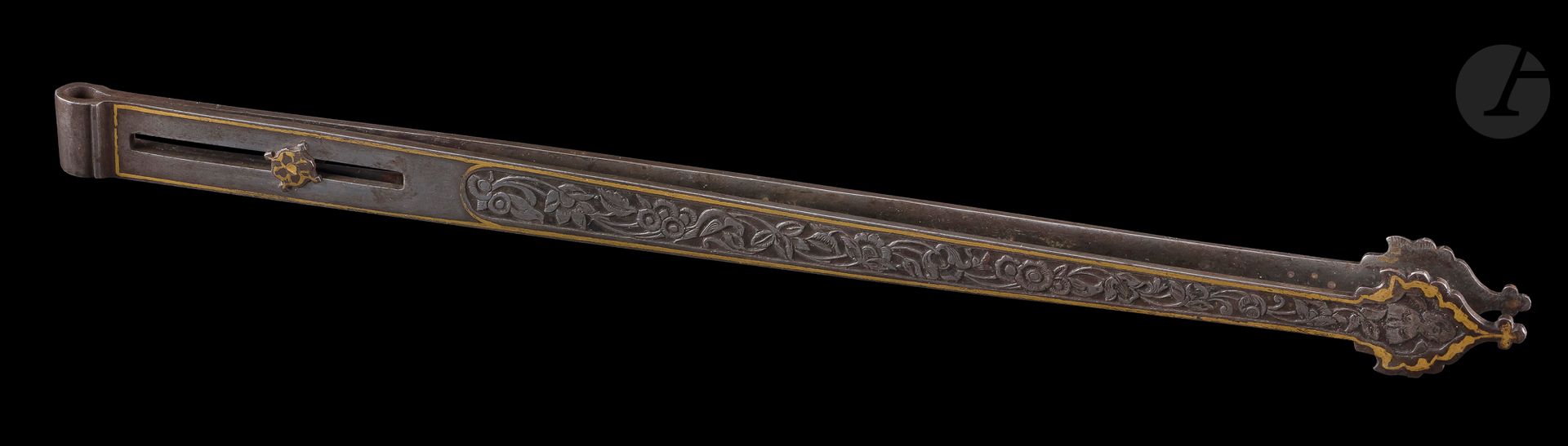 Null 琥珀钳一对，伊朗qâjâr，19世纪初
钳子有两个长长的枝条，末端有花，轮廓用金色勾勒，在放置在垂直凹槽的金属滑块的作用下打开。整幅画上有精美的雕花和&hellip;