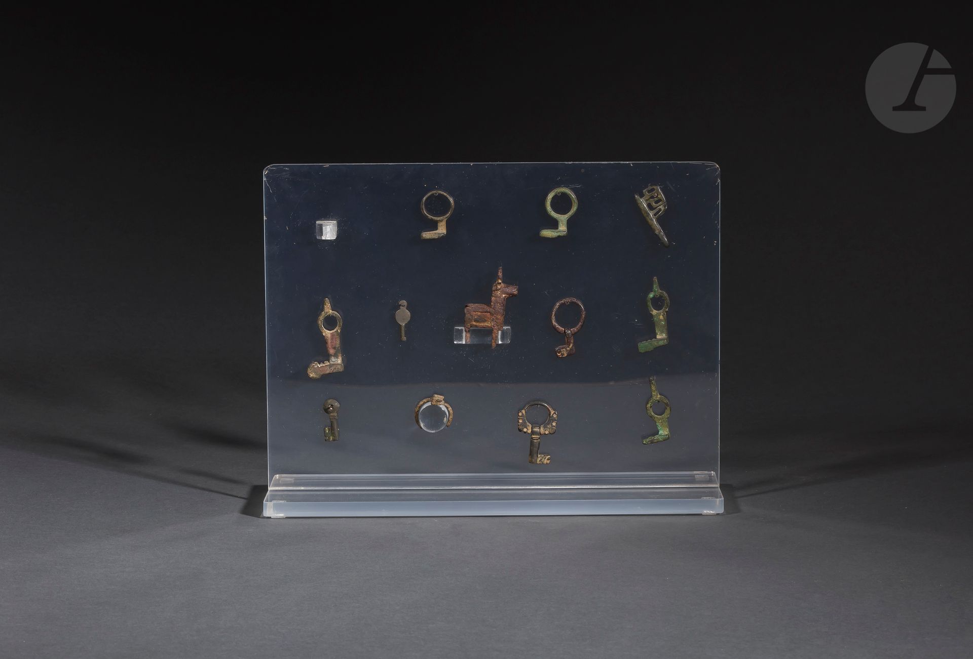 Null 12个青铜元素，主要是钥匙 
青铜器。
罗马和后来的时期。
高度：约4厘米 

出处 : 
安东尼和克里斯蒂安娜-贝塞收藏，巴黎，然后通过后裔。

十&hellip;