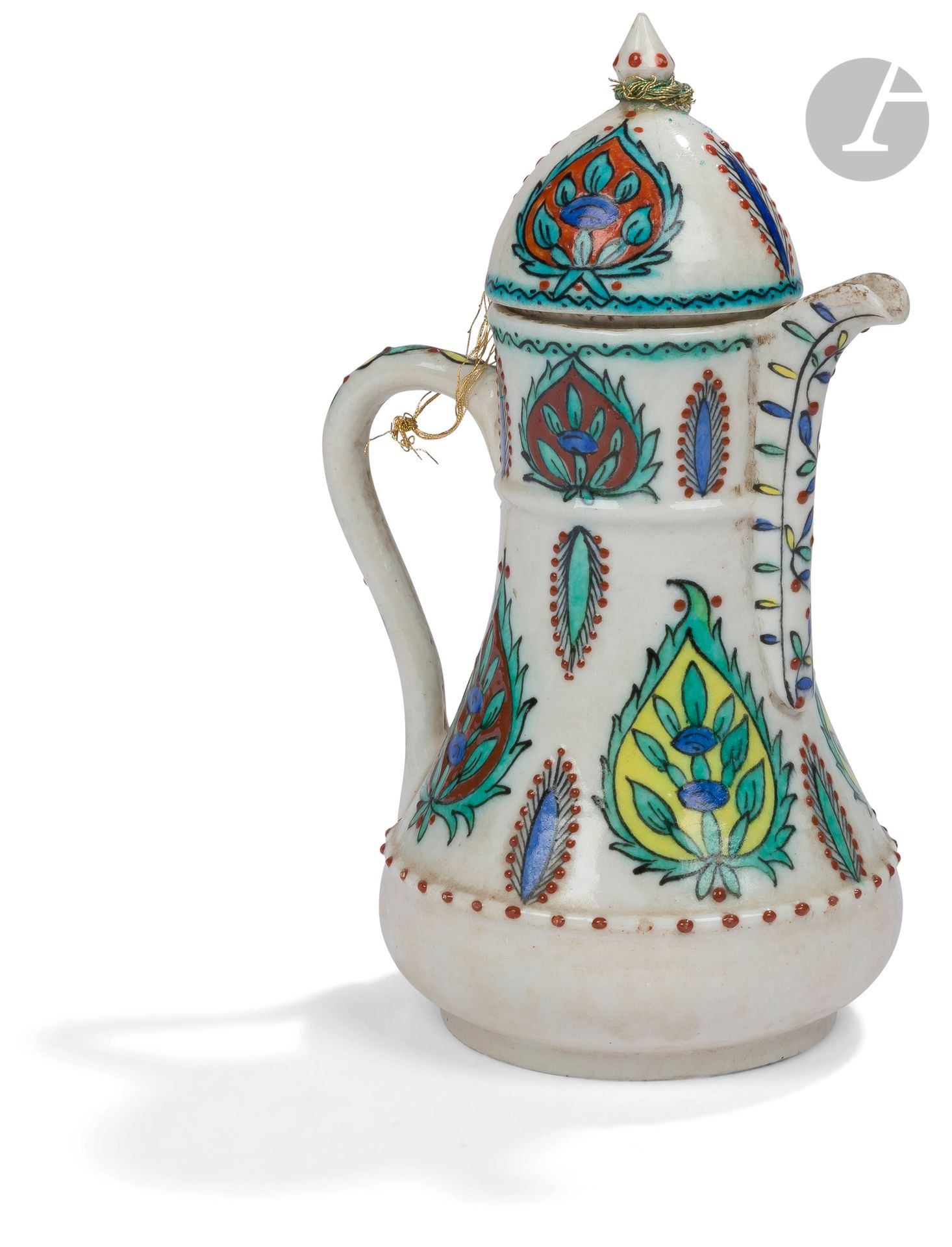 Null 花卉装饰的咖啡壶，库塔亚晚期或欧洲，19-20世纪
一个小的柱形水壶，圆柱形的颈部两侧有一个弯曲的水嘴和把手，由硅质陶瓷制成，在几个注册送彩金不限ip&hellip;