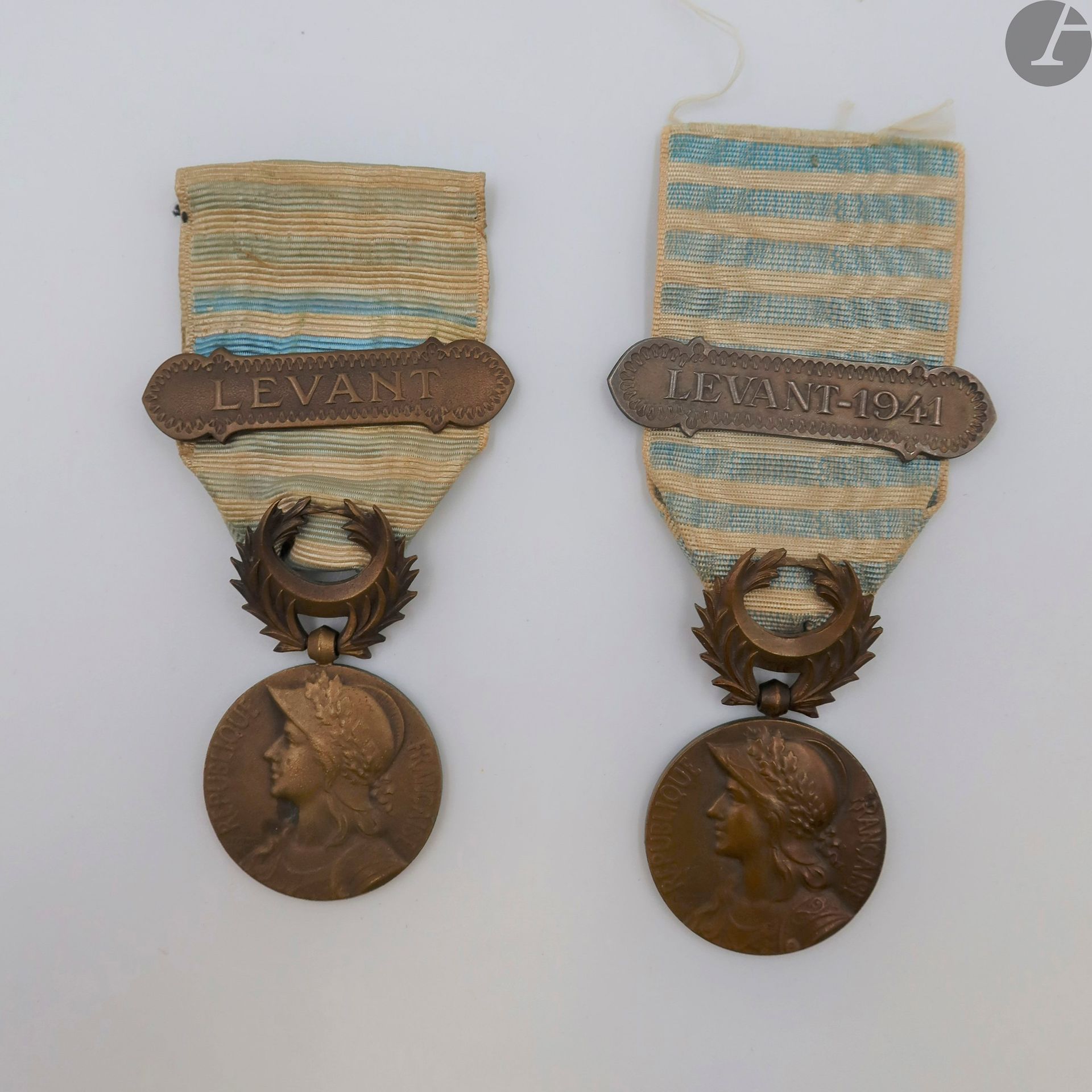 Null FRANCE 
MÉDAILLE DU LEVANT (1922)
Deux médailles en bronze :
- patine foncé&hellip;