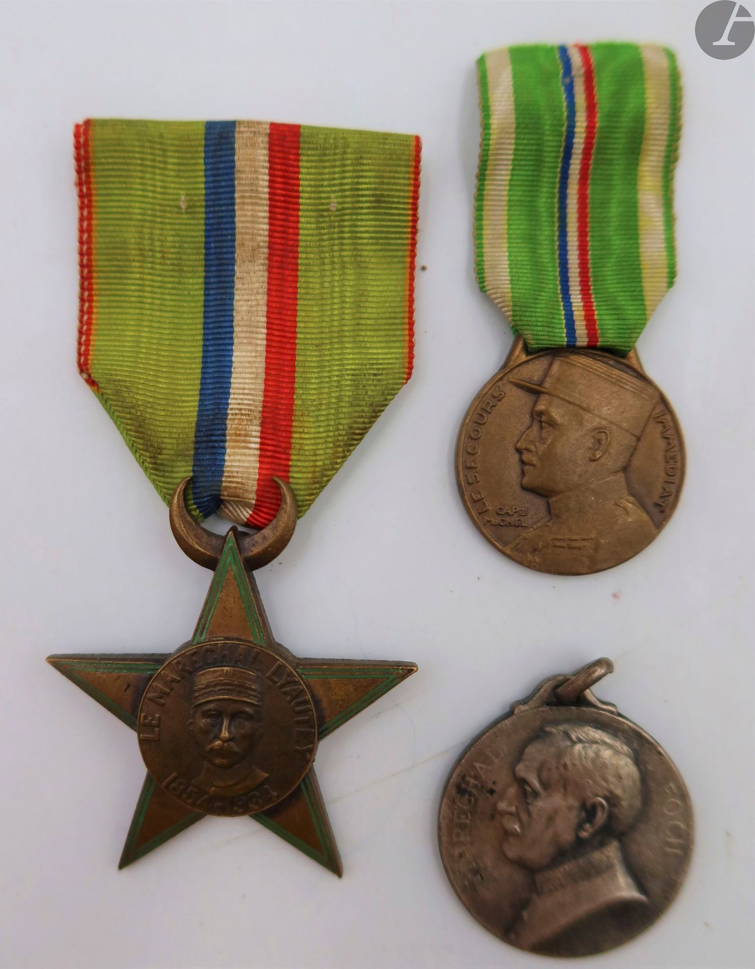 Null 三枚奖章：
--1935年摩洛哥联合国第十五次大会奖章。正面：Lyautey元帅。在青铜和珐琅中。丝带。
- 米歇尔上尉的 "Le secours i&hellip;