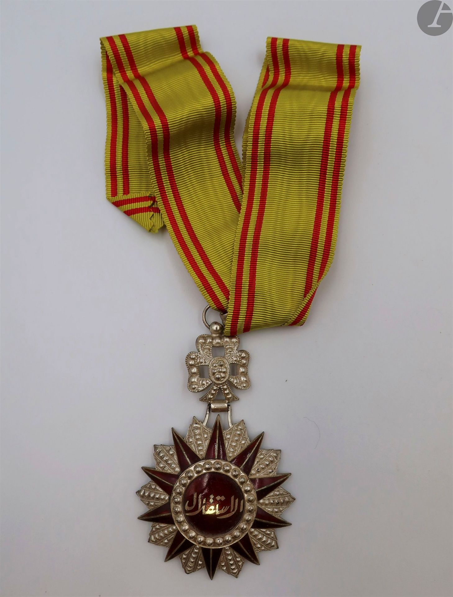 Null TUNISIE 
ORDRE DE L’INDÉPENDANCE, créé en 1956. 
Croix de commandeur, en ar&hellip;