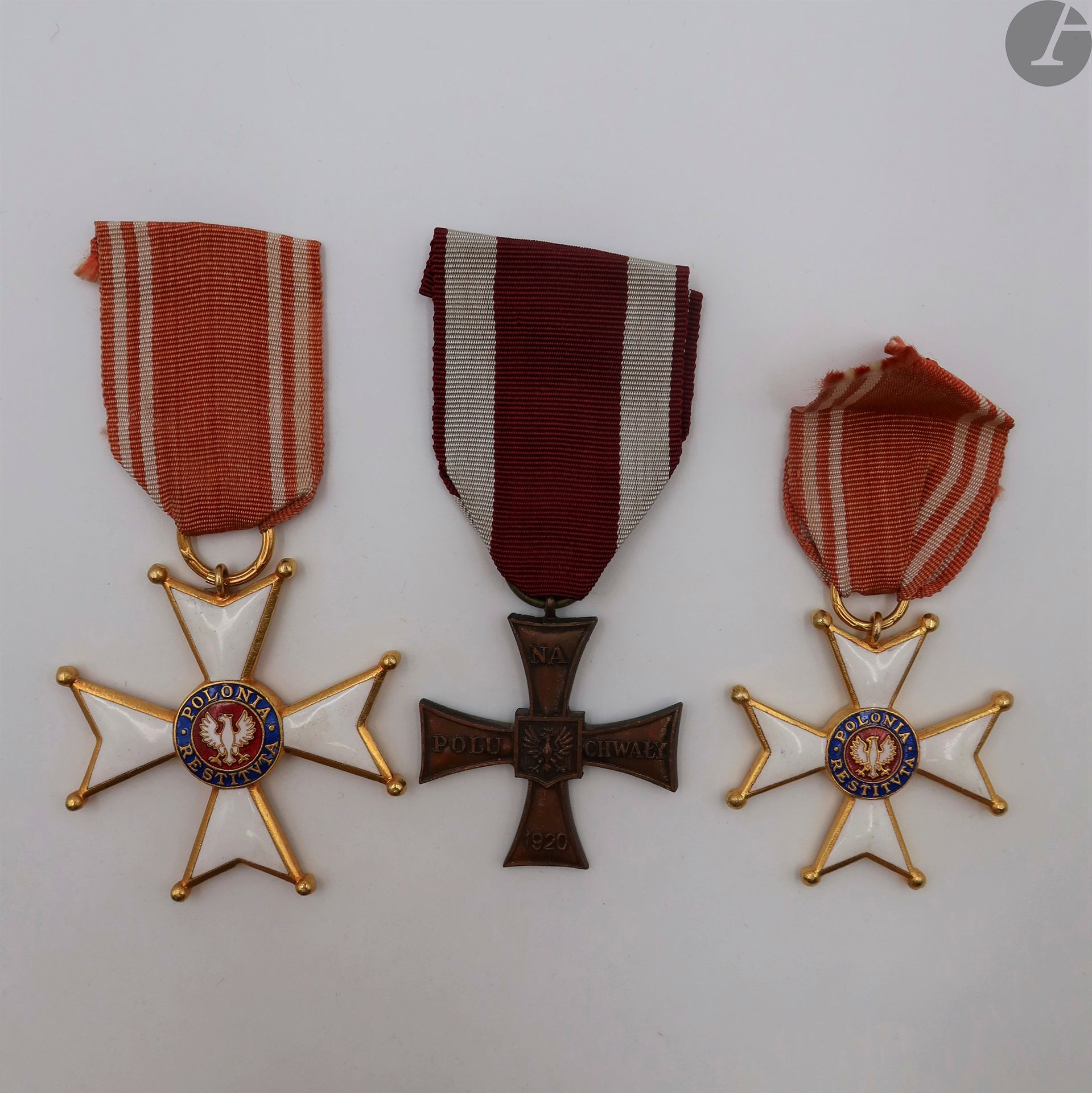 Null POLOGNE 
Ensemble de trois médailles : 
- croix de chevalier de l’ordre Pol&hellip;