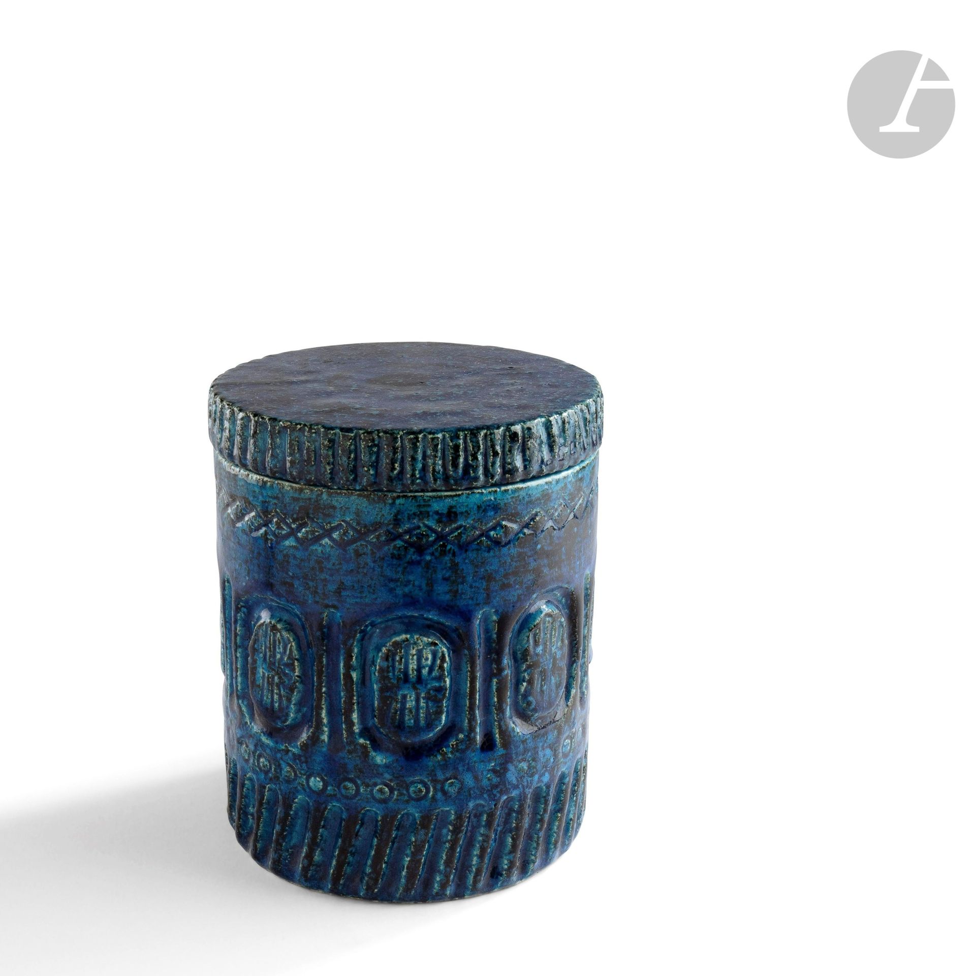 Null Pol CHAMBOST (法国, 1906-1983
)蓝色珐琅彩陶器烟草罐，有几何装饰。底座下有签名和参考文献1328。高15厘米 - 深12厘米