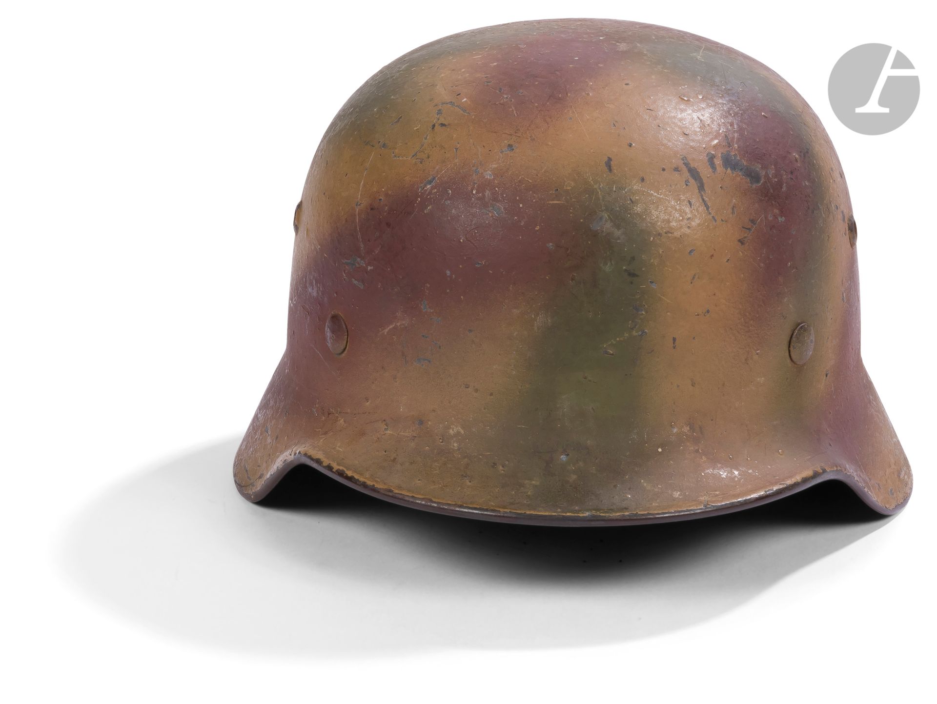 Null 1935年的德国头盔，三色迷彩。
皮制肩带上有残留的标记和日期 "1939"。皮革衬垫，有姓名注释的痕迹。
标有 "Q66"（制造商Quist）和 "&hellip;