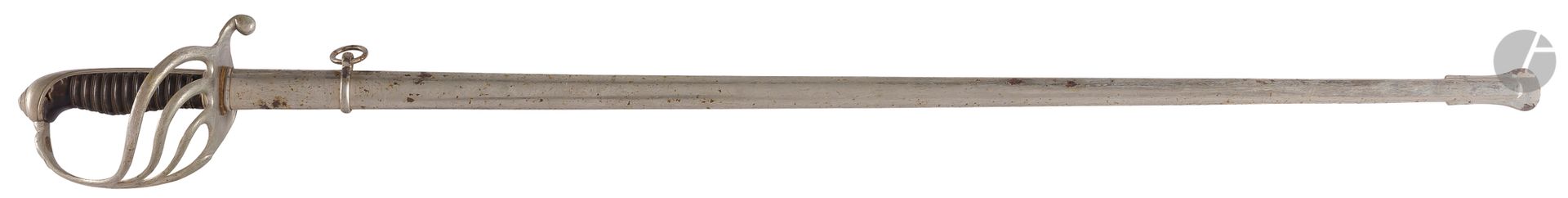Null 1882年款的步兵军官军刀，
牛角柄带花纹
。
黄铜镀镍安装。有四个分支的警卫。直刀。镀镍的铁制刀鞘，有一条带子。
M.E.