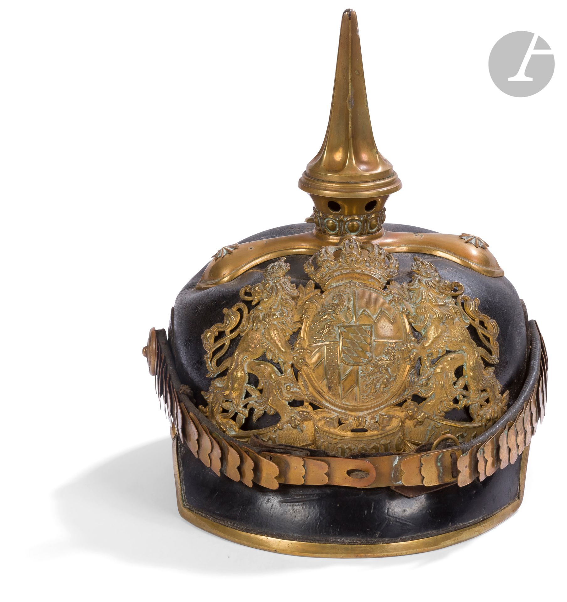 Null 巴伐利亚军官的头盔，型号为1895。
皮制头盔。镀金的黄铜配件。
按原样（缺少鸡冠花，一星的压花点，一个老板，头饰的底部，修饰物消失）。