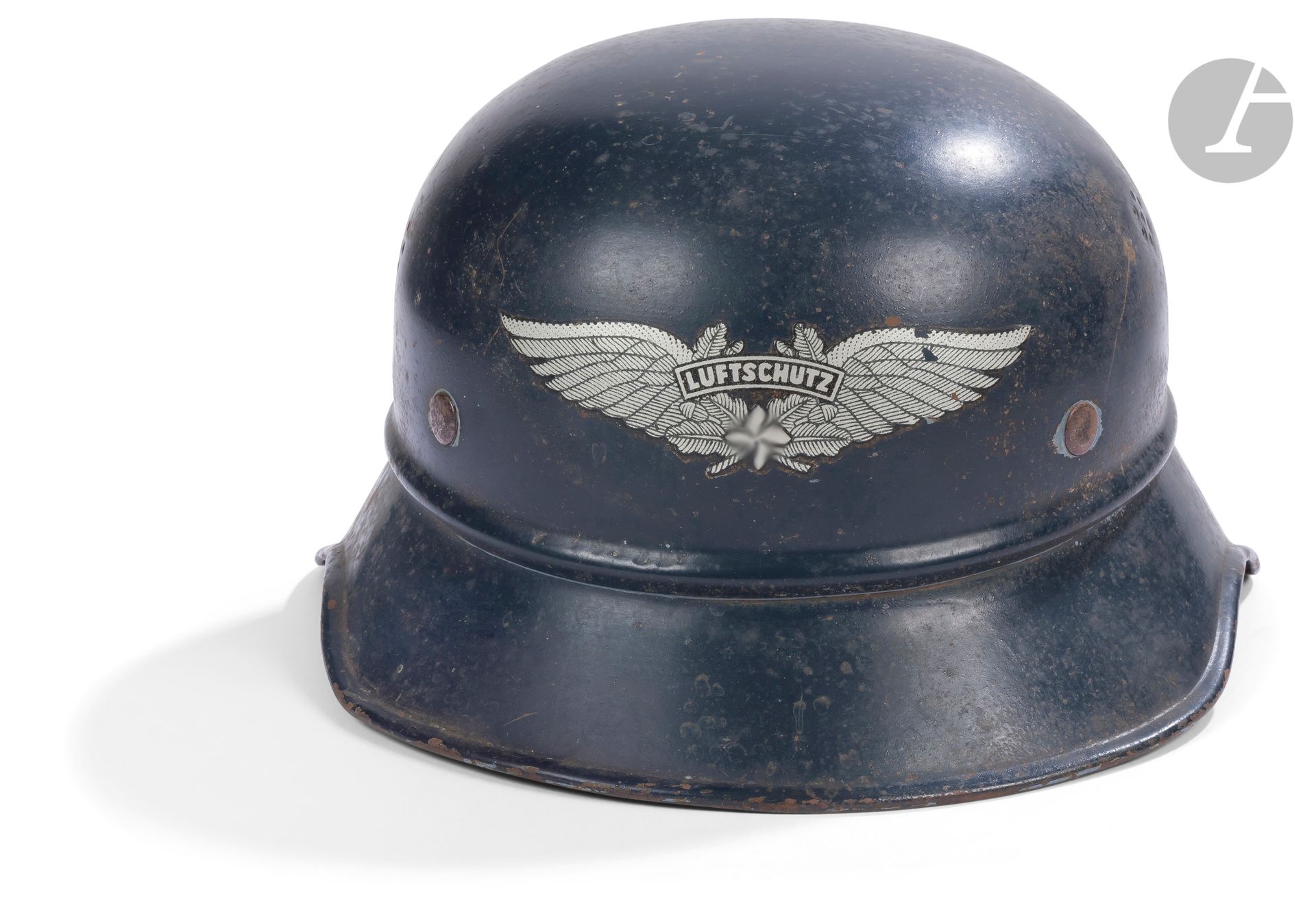 Null Luftschutz头盔38型。
头饰翻起。有标签 "Vertrieb genehmigt gemass § 8 Luftschutzgesetz K&hellip;