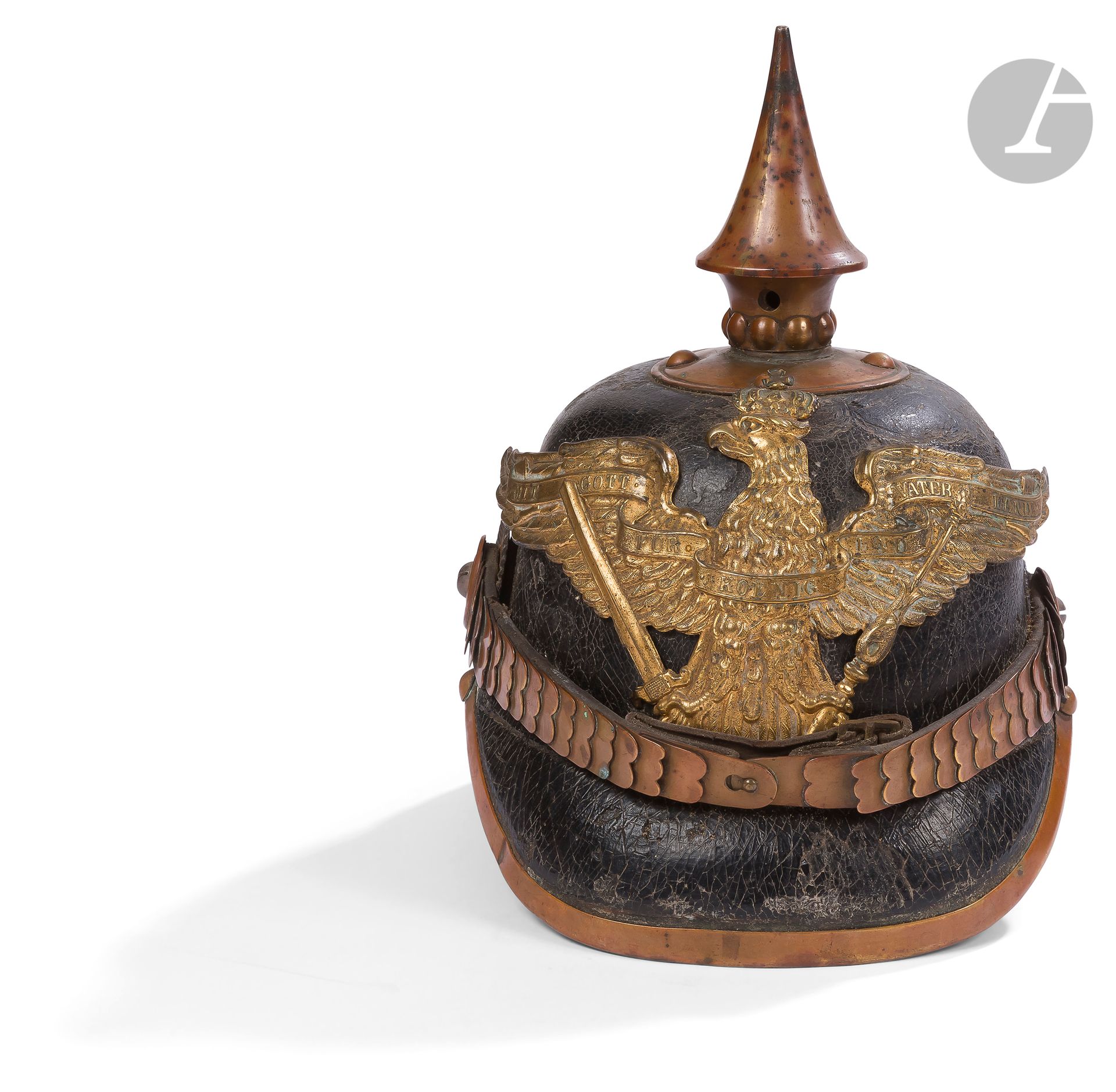 Null 1867年普鲁士步兵头盔模型。
漆皮外壳。
珠子底座，带鳞片的下巴，内衬镀铜皮革镀
金的皇家卫队铜牌（重新组装）。普鲁士颜色的鸡冠花。
内有皮帽。
A&hellip;