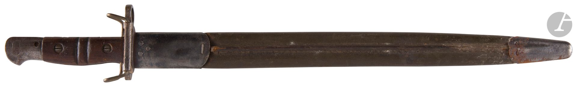 Null 美国
1917年型刺刀。
带木板的手柄。铁架子。刀片青铜化（遗留），印有手榴弹，"W "和礼服，日期为 "1917"。皮制刀鞘，有两个铁制配件。
刀片&hellip;