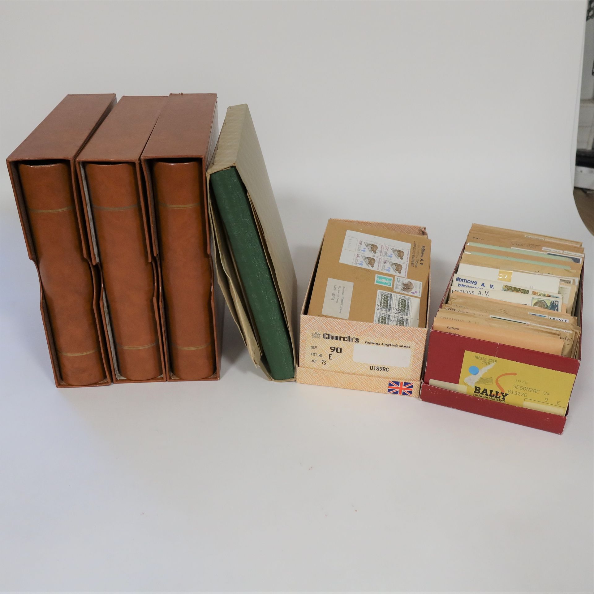 Null [中国]
一套由4本相册和两个鞋盒组成，只有主题花，薄荷**豪华邮票，从AV屋订购。时间从60年代初到90年代，包括文化大革命期间中国的4页。