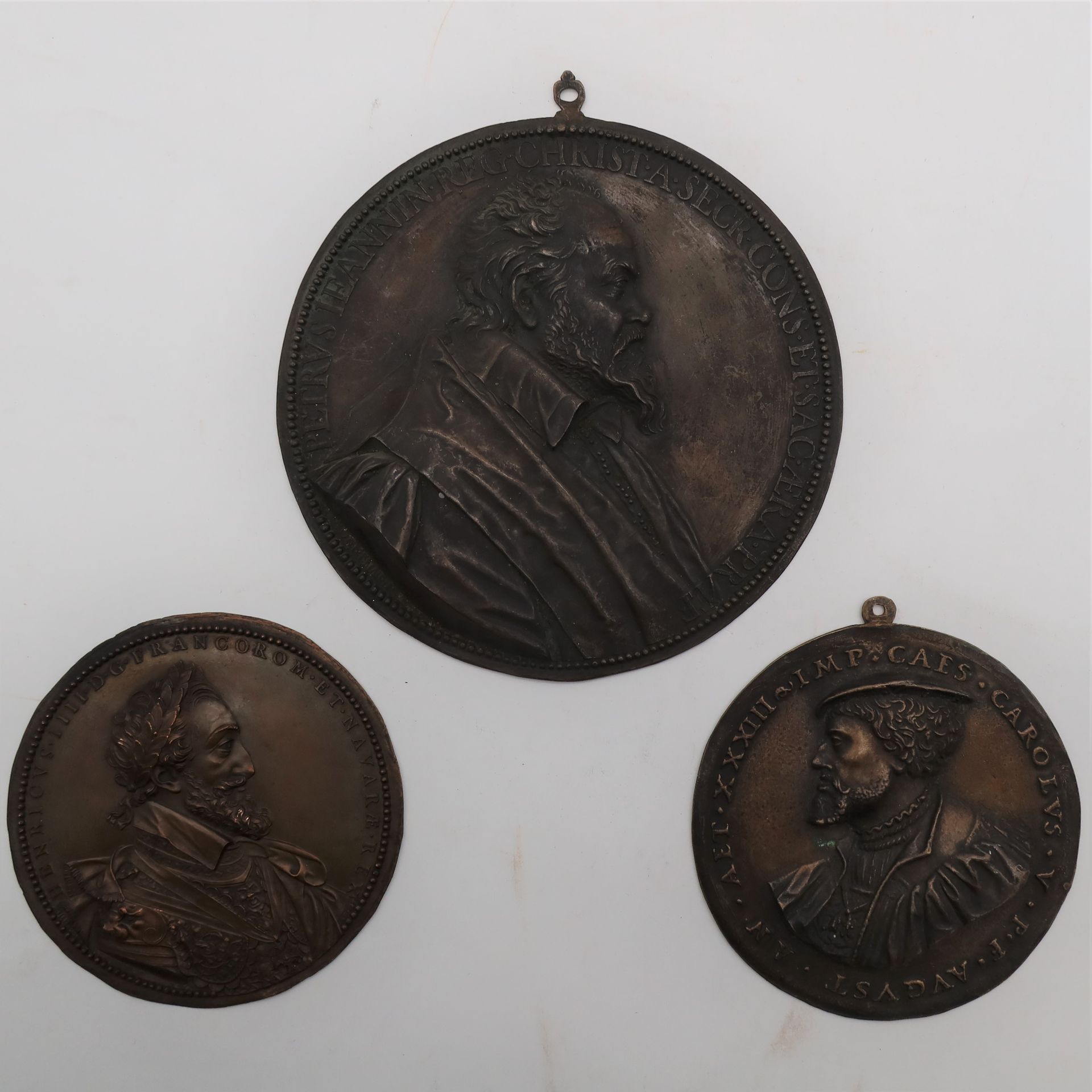 Null 3件不同金属材质的历史和艺术奖章，包模，重塑，...
各种条件。 
D : 13至19厘米。