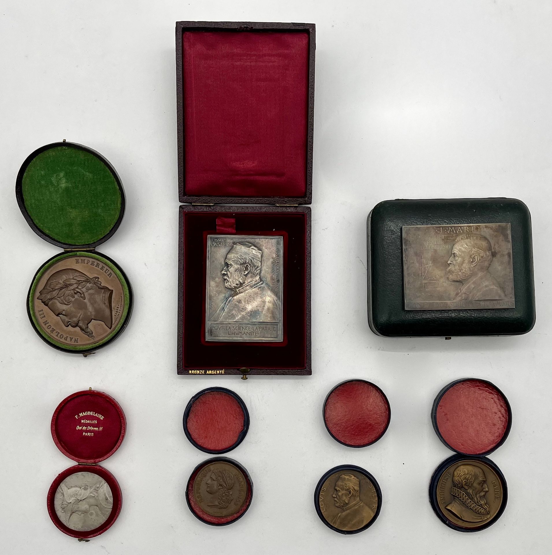 Null 一件拍品包括一个路易斯-巴斯德的盘子，一个银色的Etienne-Jules Marey铜盘和6个小奖牌，主要是19世纪和20世纪的，主要是青铜的。 
&hellip;