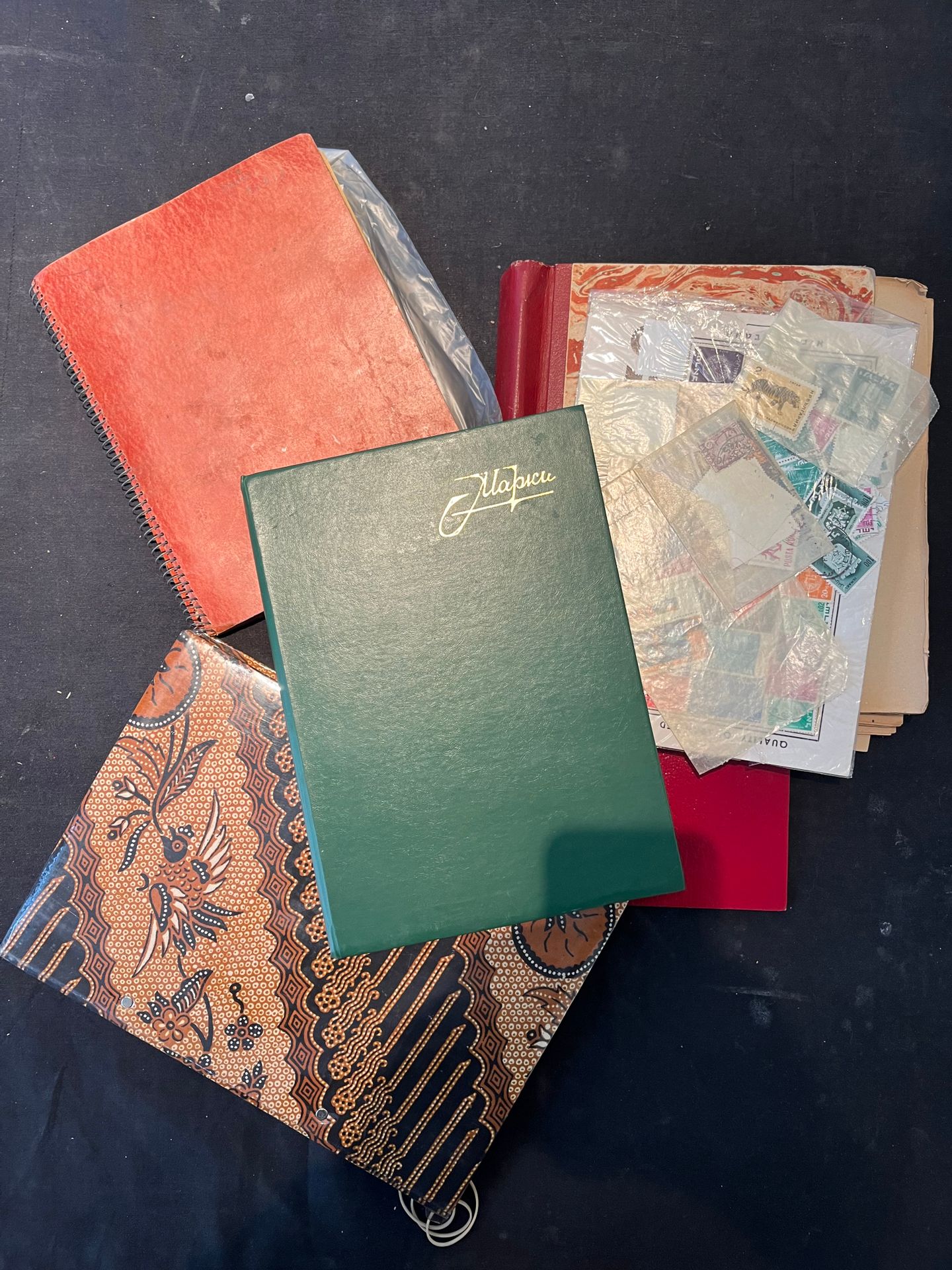 Null [MISCELLANEOUS COUNTRIES]
5 stamp albums and 2 bulk bags.