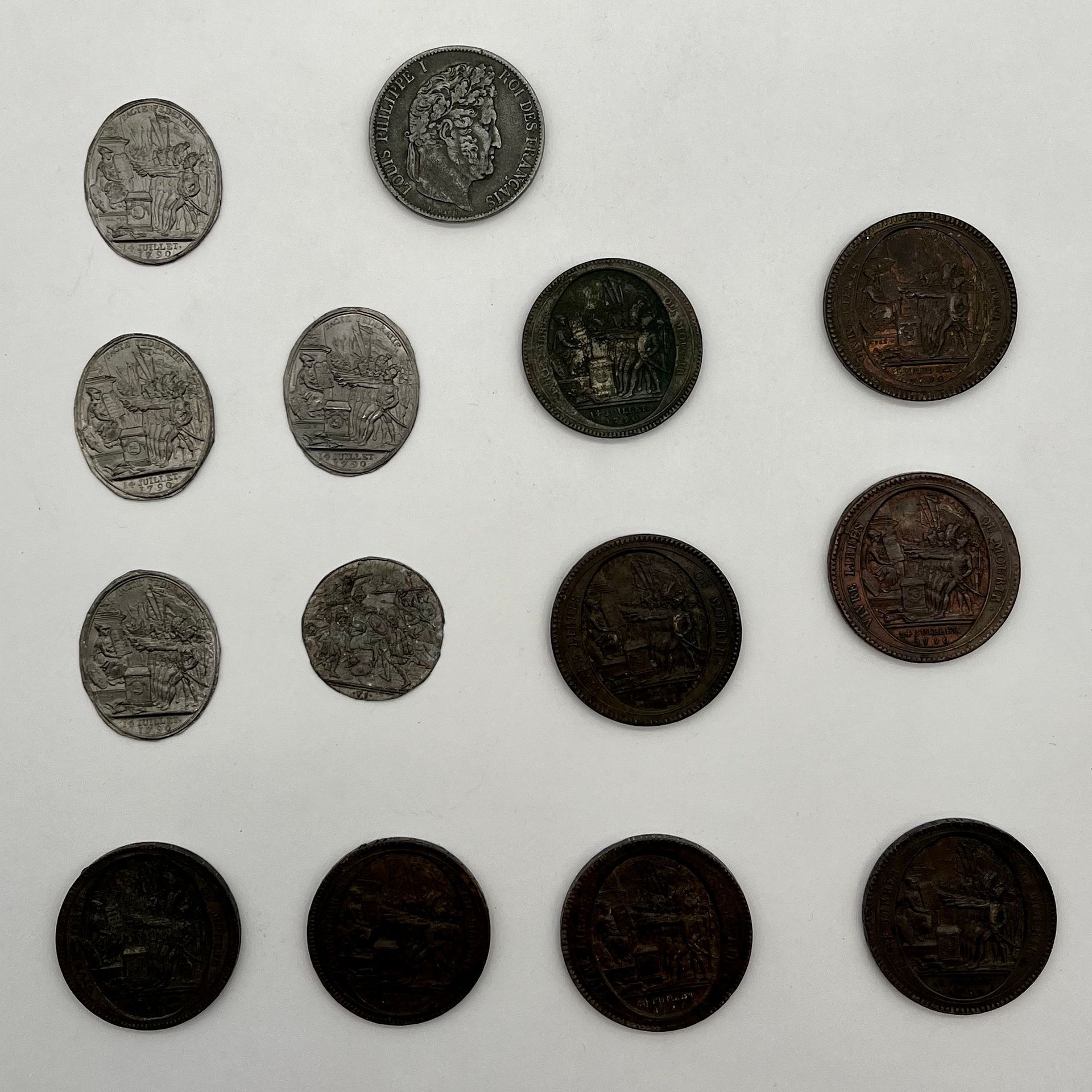 Null 13件不同金属材质的革命纪念品。 
附有1847年的5个路易-菲利普法郎。