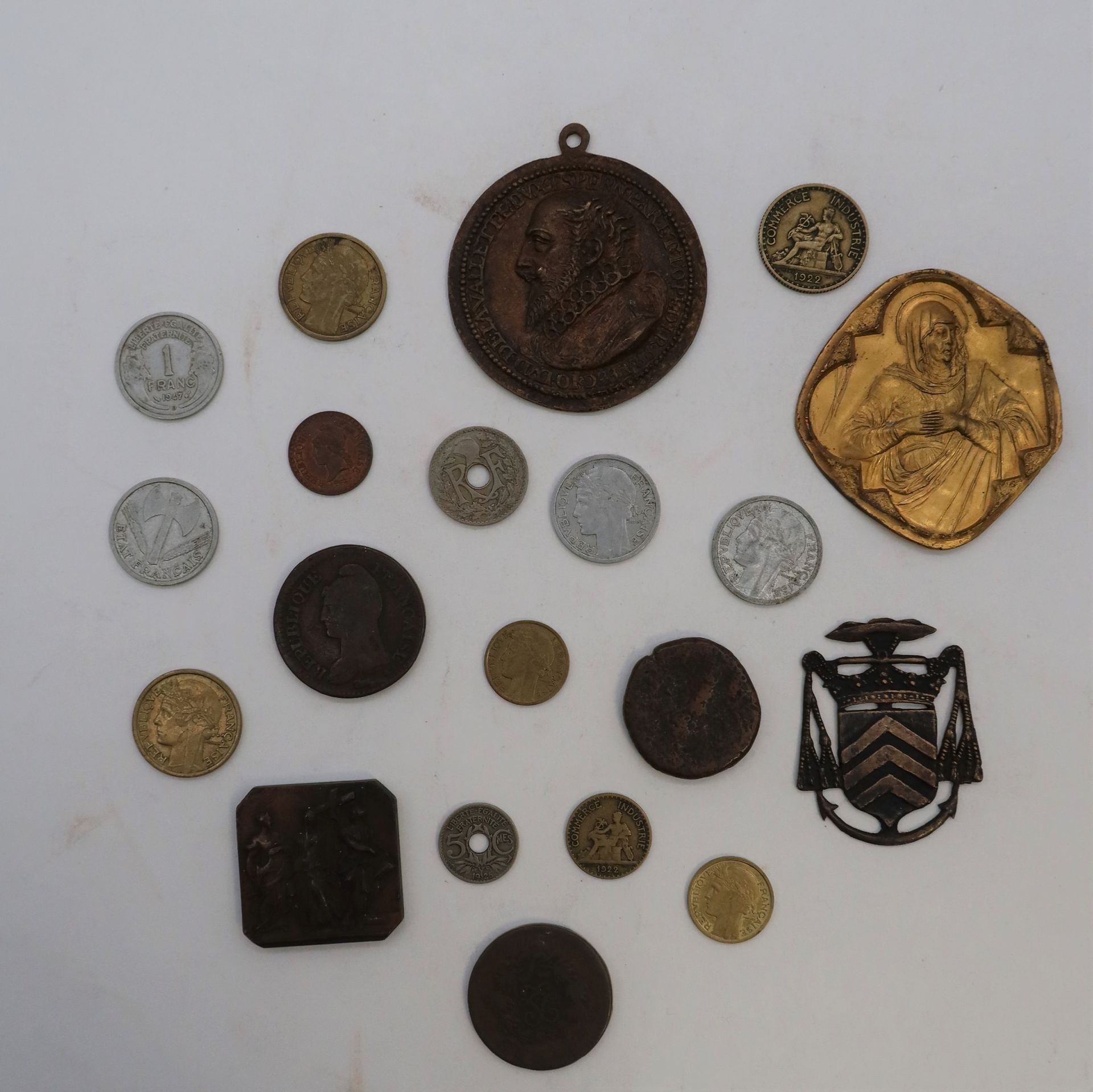 Null Lot comprenant des monnaies postérieures et modernes, des médailles et insi&hellip;