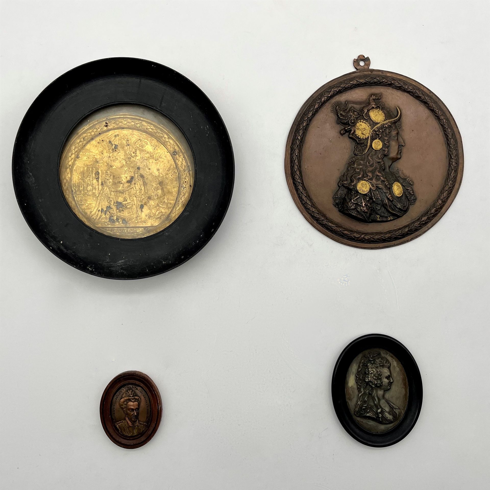 Null Lotto di quattro medaglie varie storiche e artistiche in metalli diversi, s&hellip;
