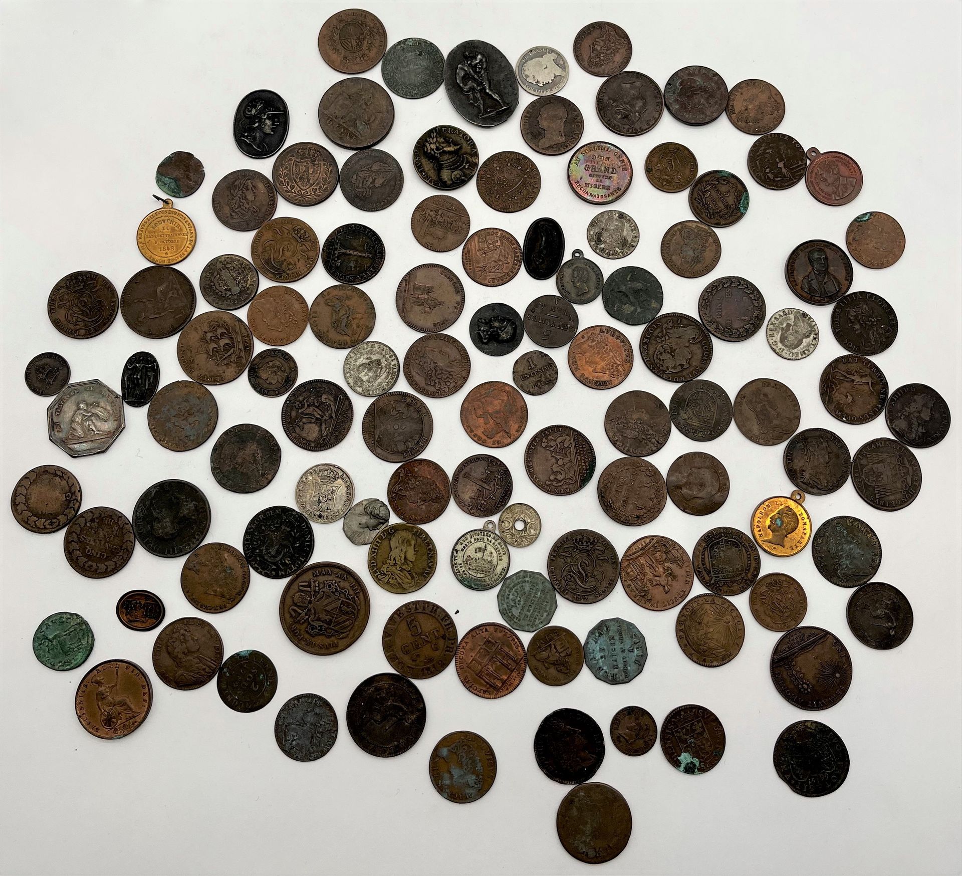Null Important lot of coins and medals in various metals, overmoldings, refrappe&hellip;