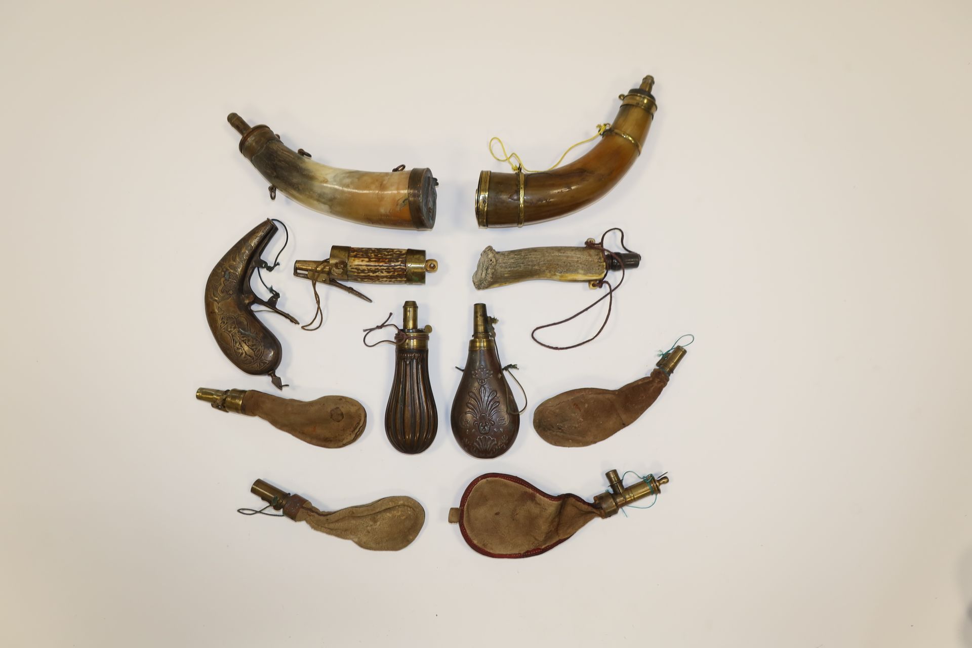 Null Lot of eleven powder horns and flasks: 
- two brass powder horns. 
- two co&hellip;