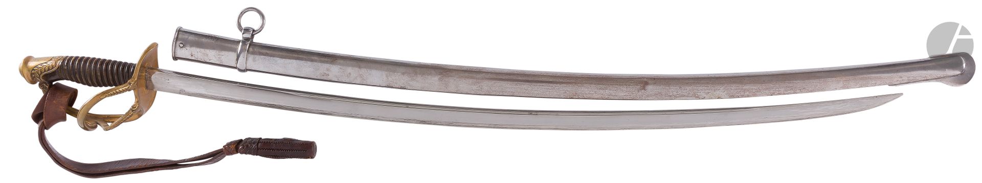 Null 炮兵军官的军刀，型号为1822-99，
牛角手柄有花纹
。
凿刻的铜质安装。三管齐下的防护。弧形刀刃，平背 "Manufacture National&hellip;