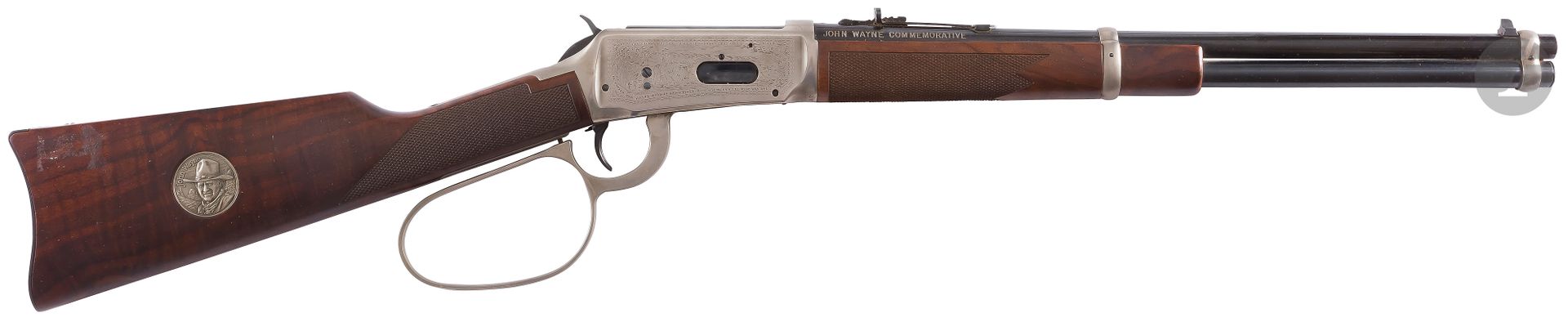 Null 温彻斯特94 "约翰-韦恩纪念版 "步枪，32-40口径，
银色刻纹装饰
。
签名的后座。大环形杠杆。胡桃木枪托，有银质奖章。
桶长：45厘米-全长：&hellip;