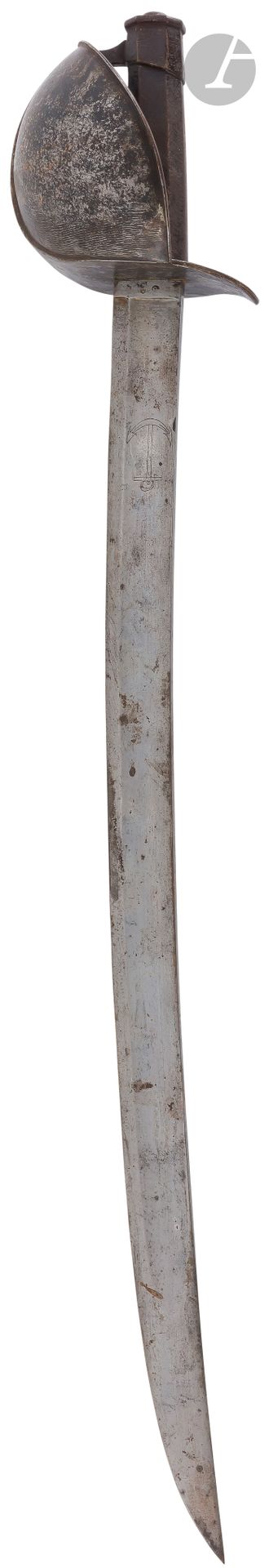 Null 1833年的登机剑，带有
发黑的铁板手柄和外壳（残骸）
。
被打的奎隆。刀片呈拱形，平背，反刃，空心侧边，背面刻有 "Manufre Rle de C&hellip;