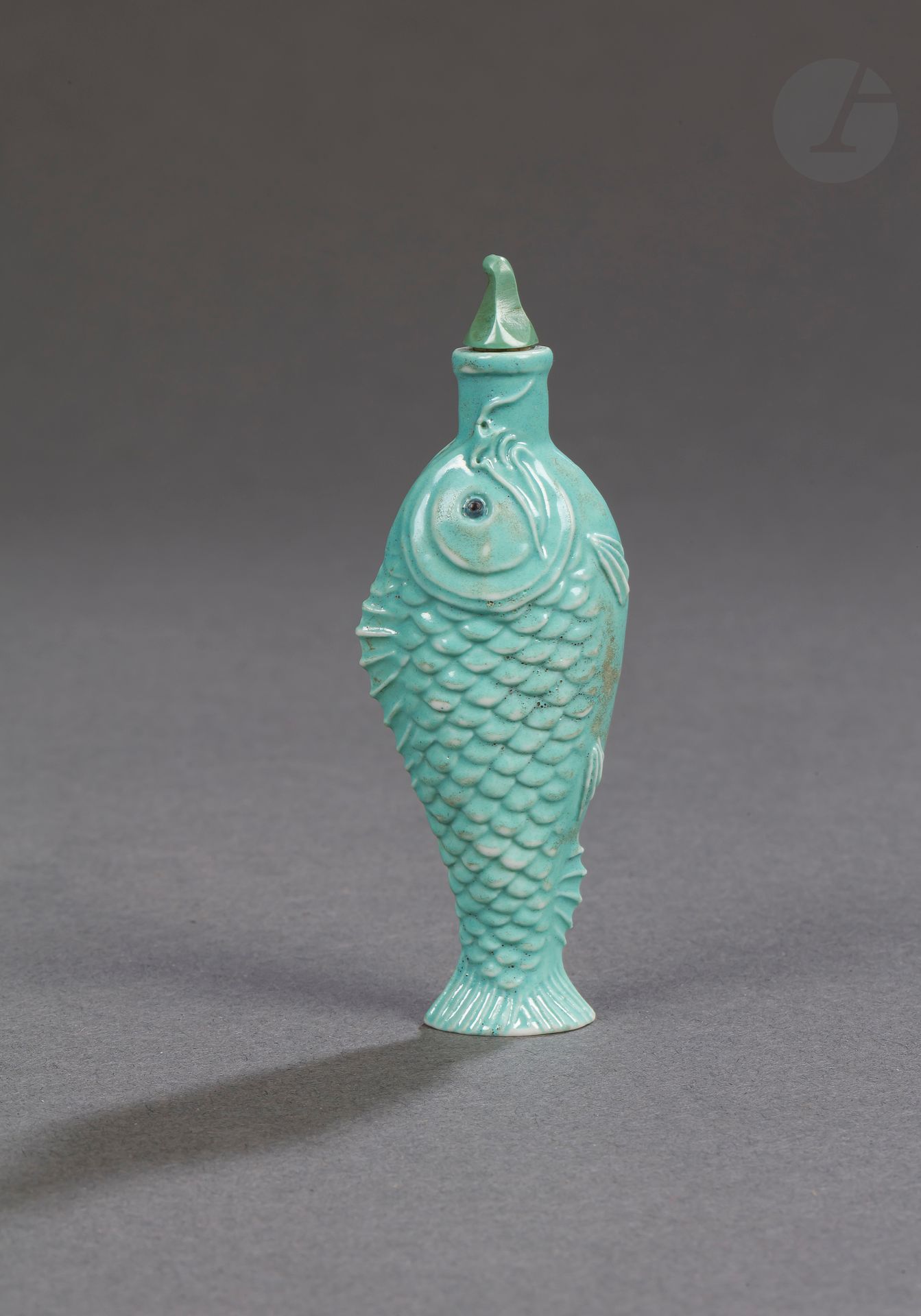 Null Tabatière en porcelaine moulée en forme d’un poisson, Chine, fin du XIXe si&hellip;